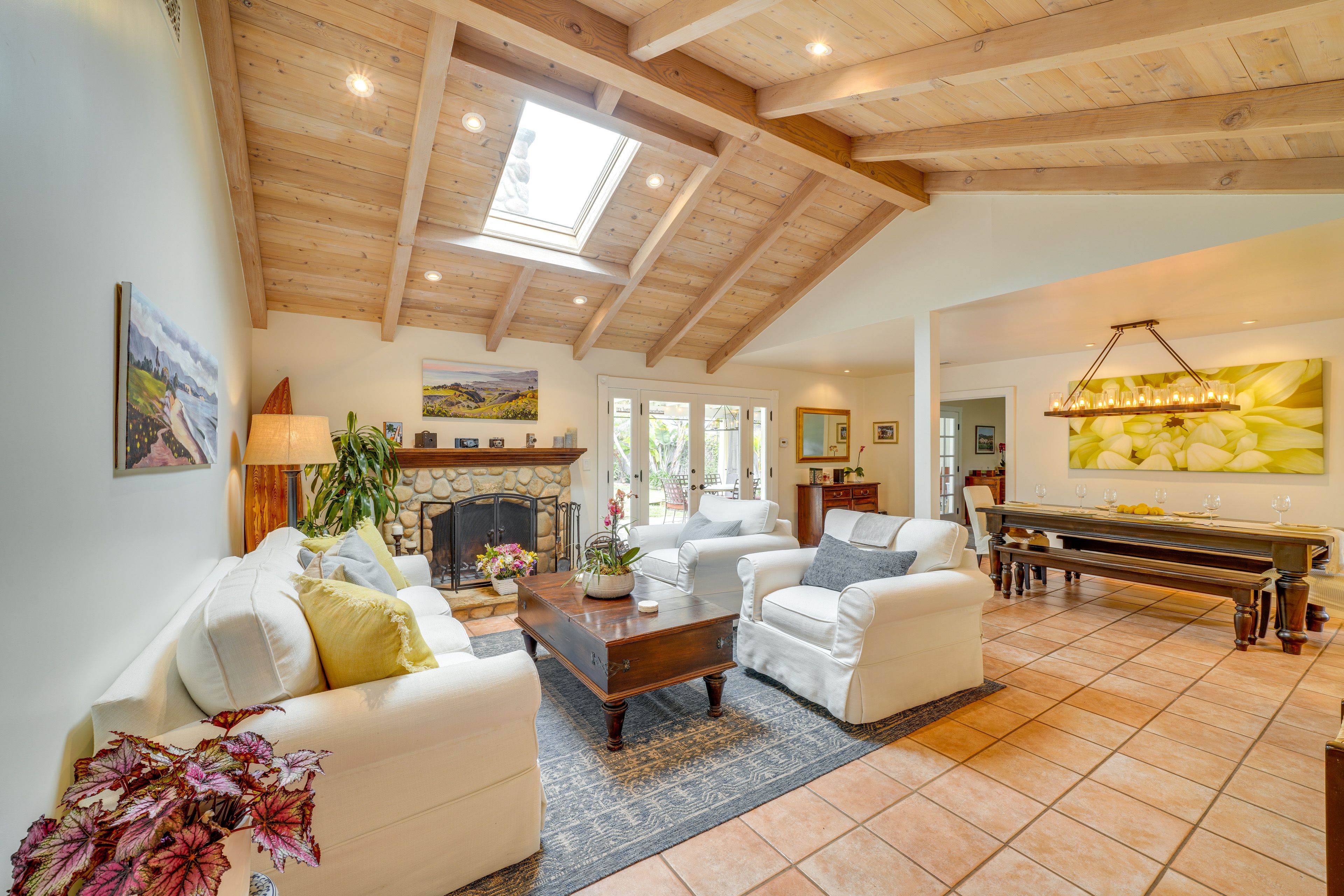 Living Room | 1,600 Sq Ft | Free WiFi | Fireplace | Breakfast Bar