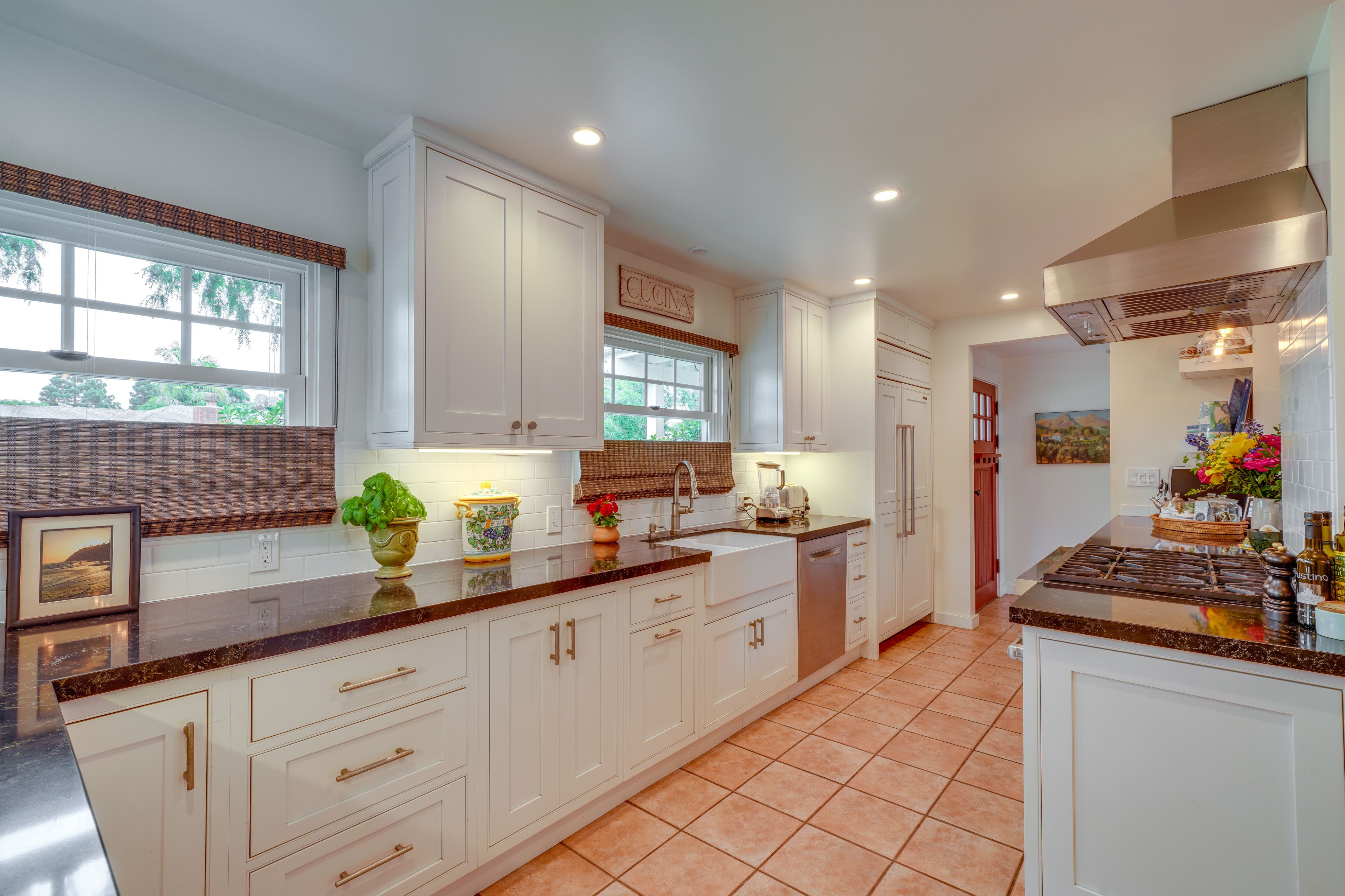 Kitchen | Wine Cooler | Blender | Paper Towels/Trash Bags Provided | Toaster