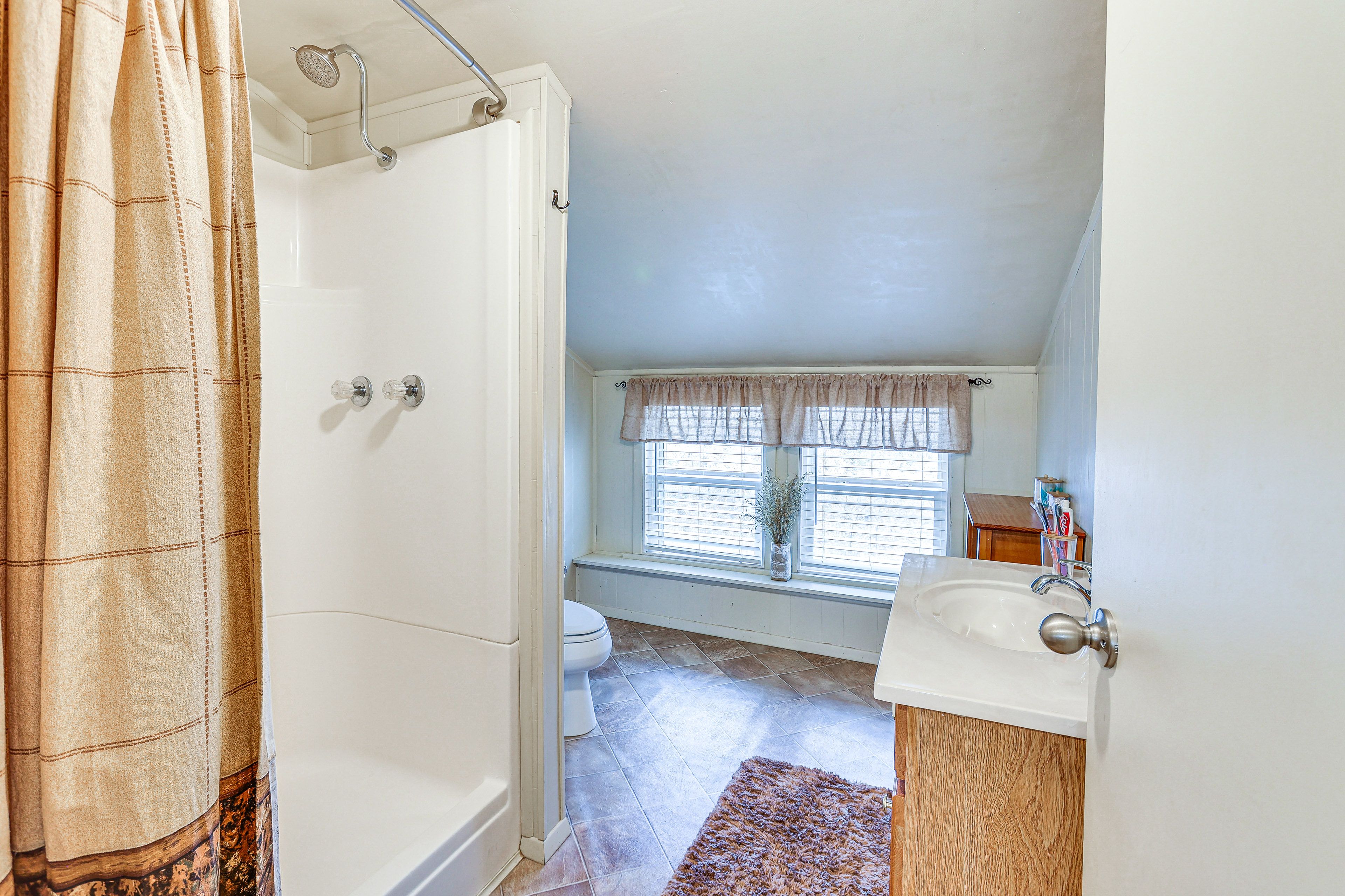 Full Bathroom | 2nd Floor