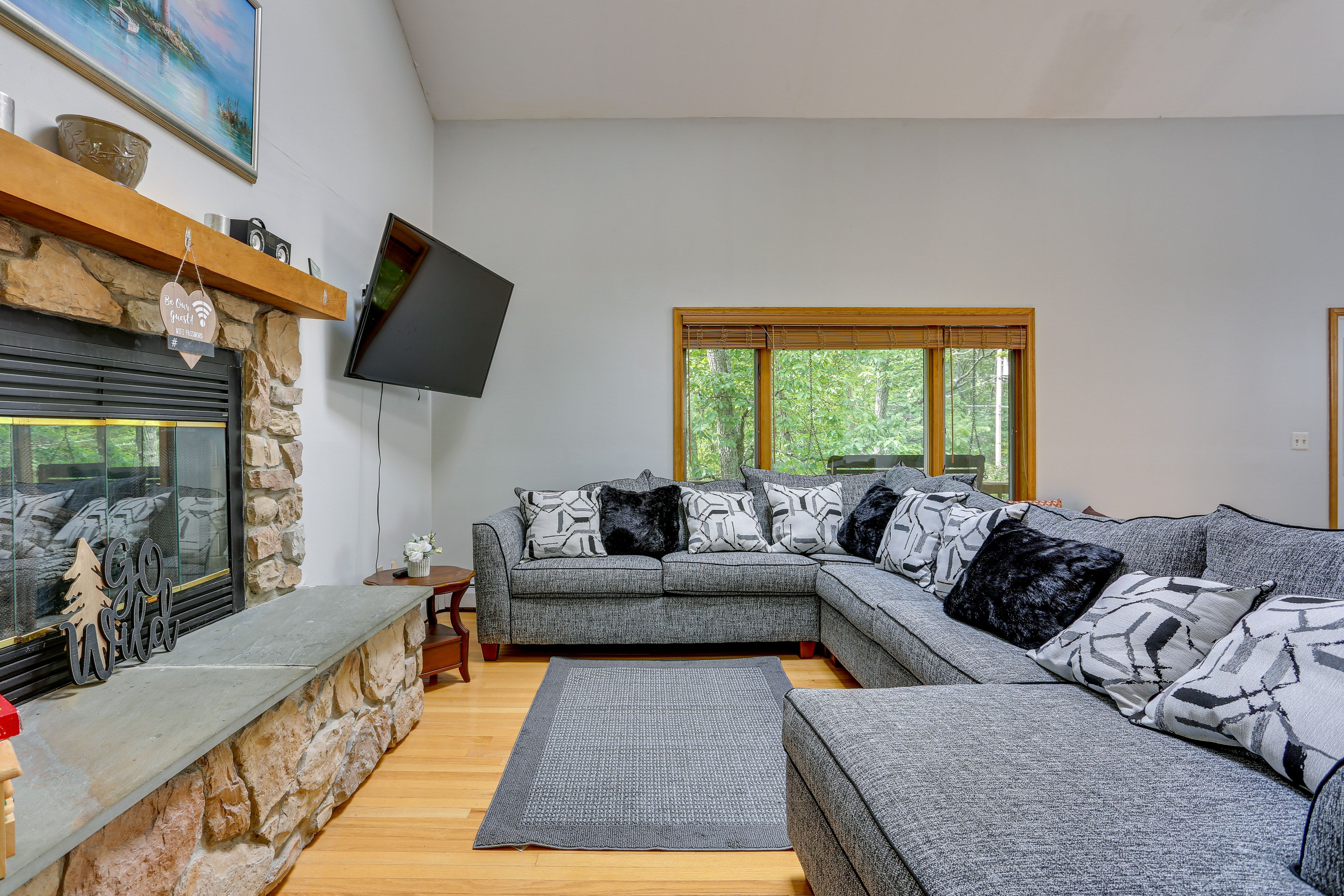 Bushkill Vacation Rental | 4BR | 2BA | 5 Steps Required for Entry | 2,056 Sq Ft