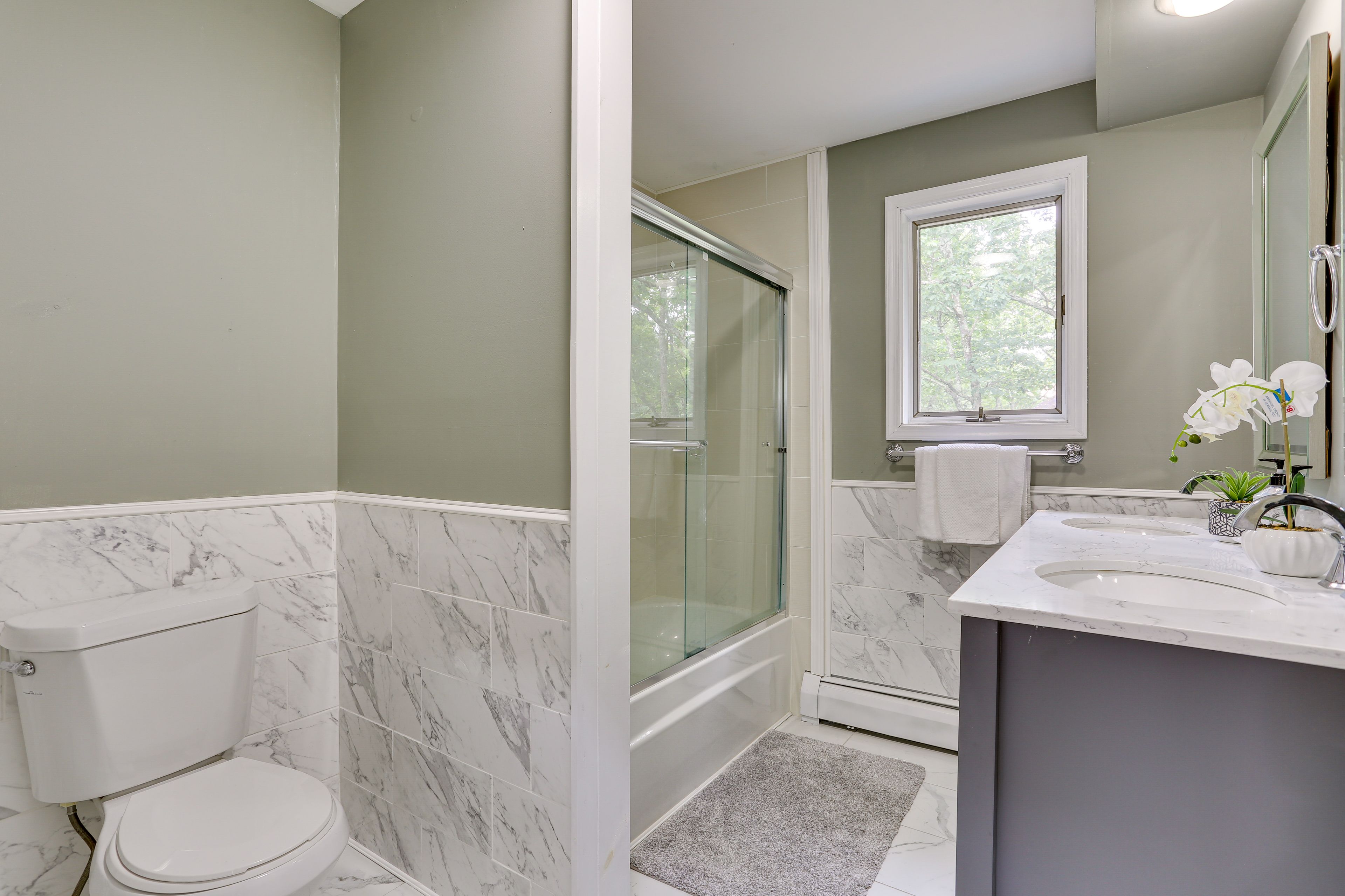 Full Bathroom | 2nd Floor | Towels Provided | Hair Dryer