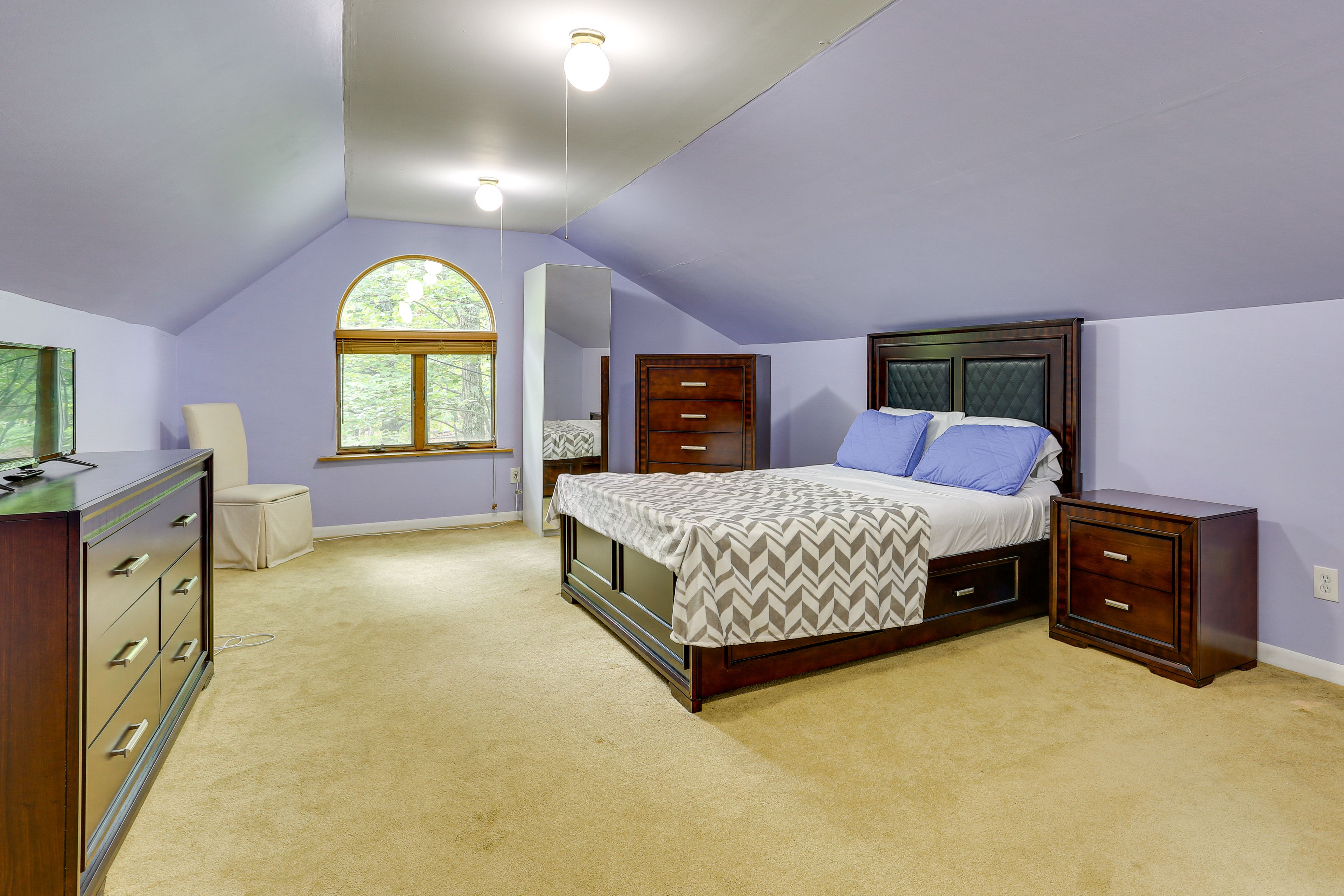 Bedroom 2 | 2nd Floor | Queen Bed | Smart TV
