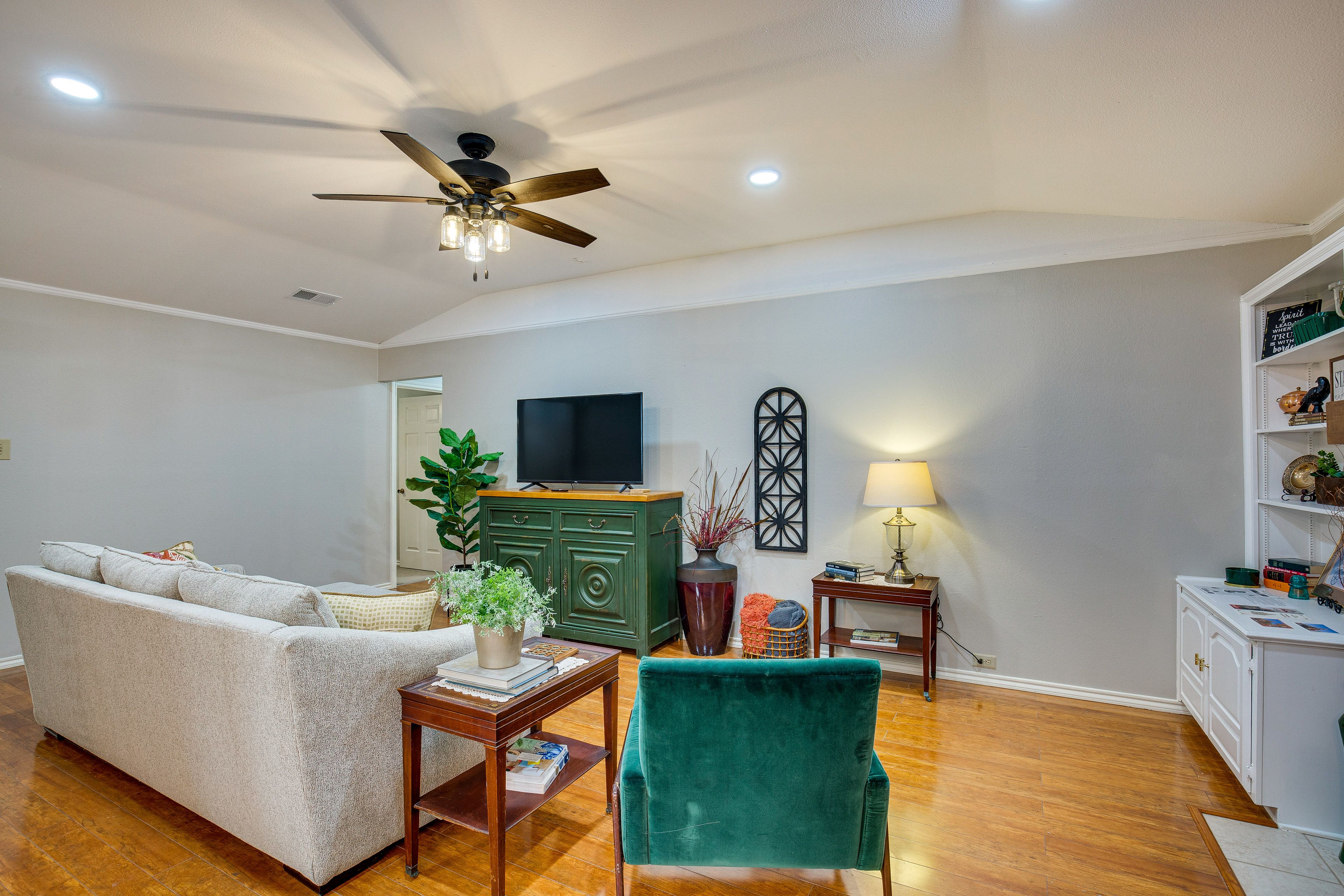 Living Room | Smart TV | Central A/C | Wood-Burning Fireplace