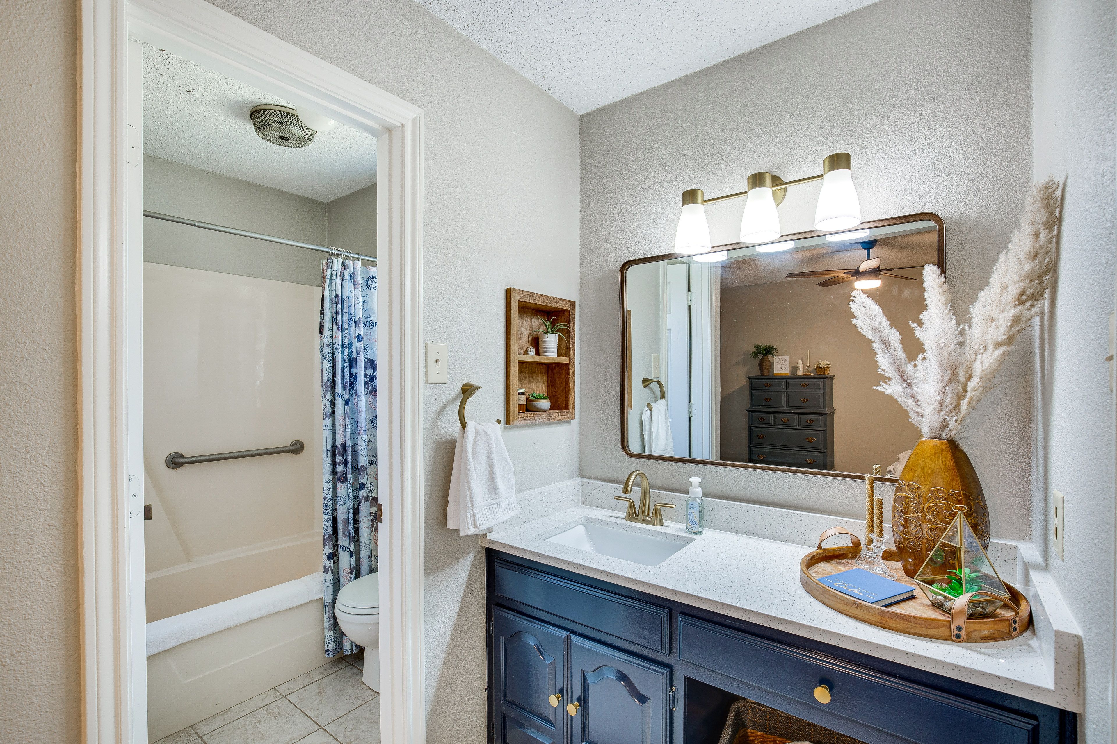 En-Suite Bathroom | Towels Provided