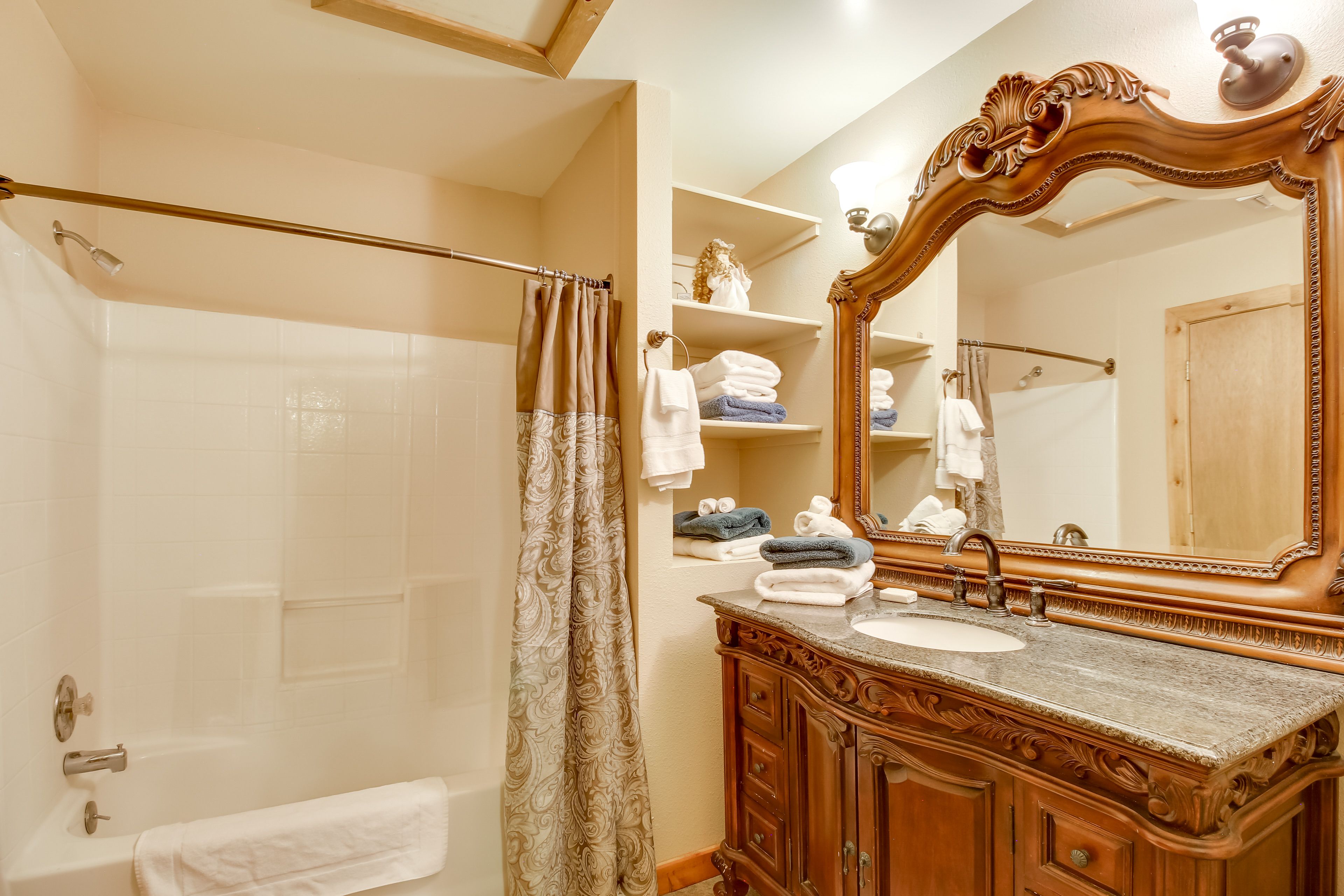 Full Bathroom | Complimentary Toiletries | Hair Dryer