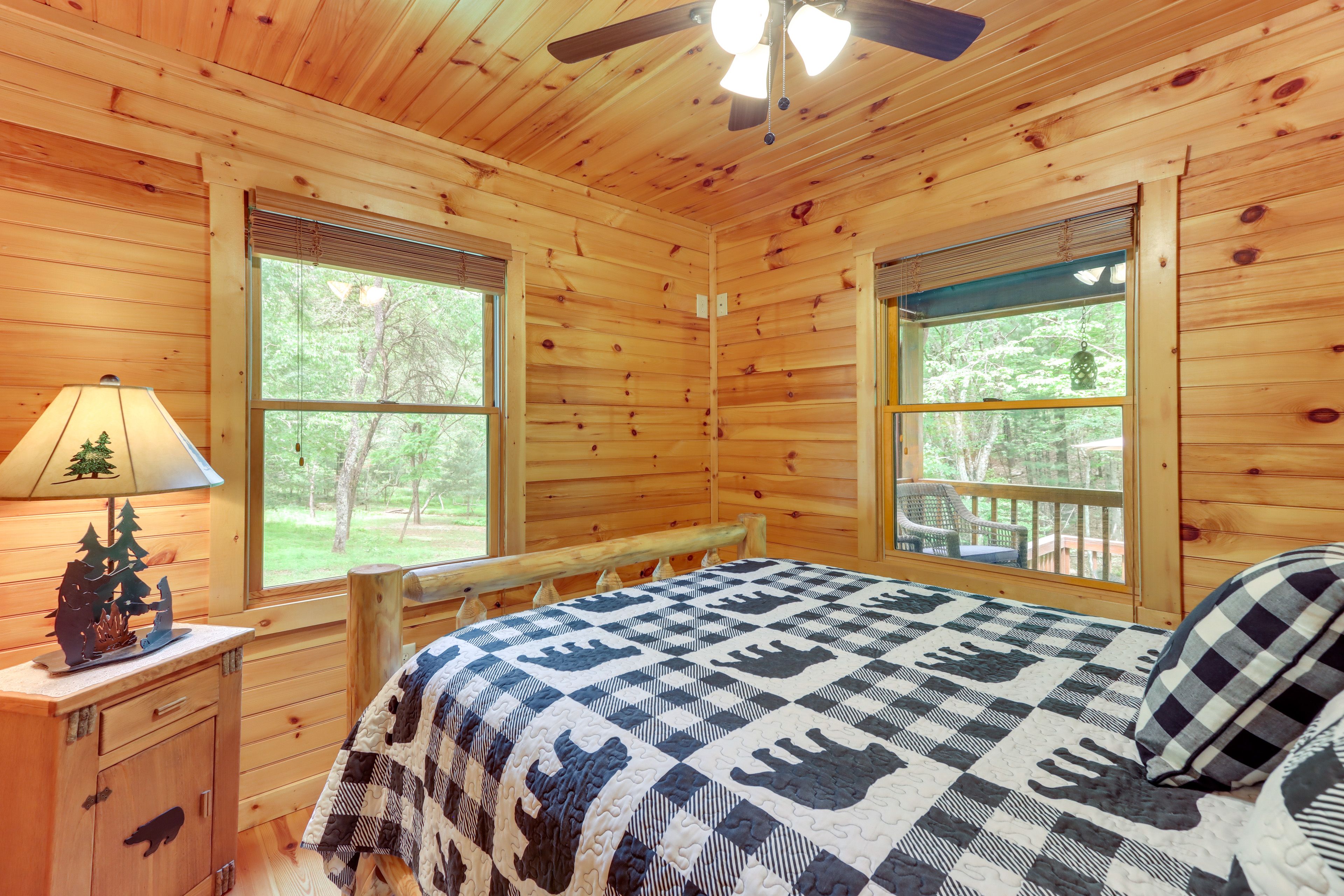 Bedroom | 1st Floor | Queen Bed | Linens Provided
