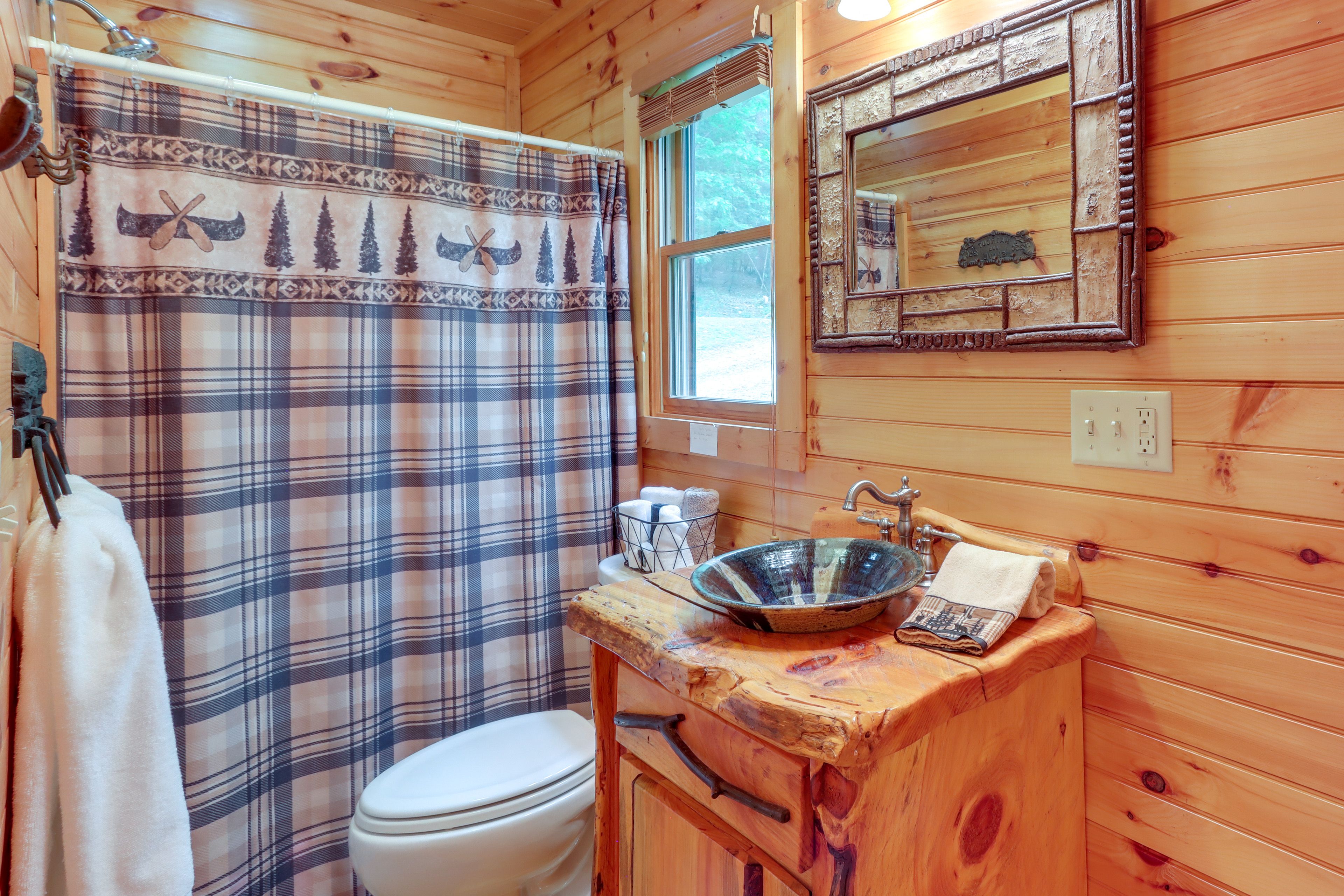 Full Bathroom | Towels Provided | Complimentary Toiletries
