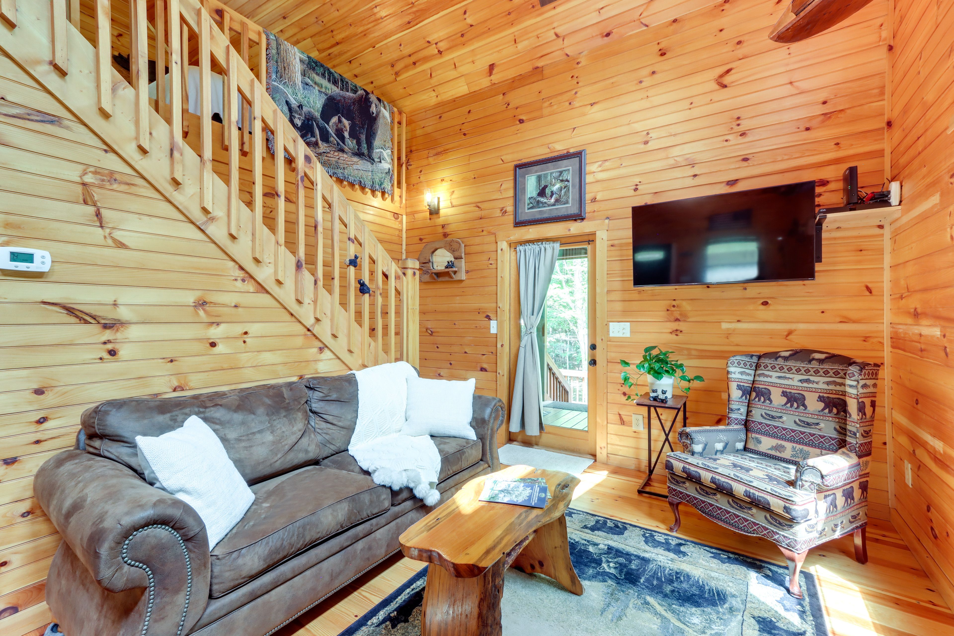 Living Room | Open Floor Plan | Central A/C & Heating | Free WiFi