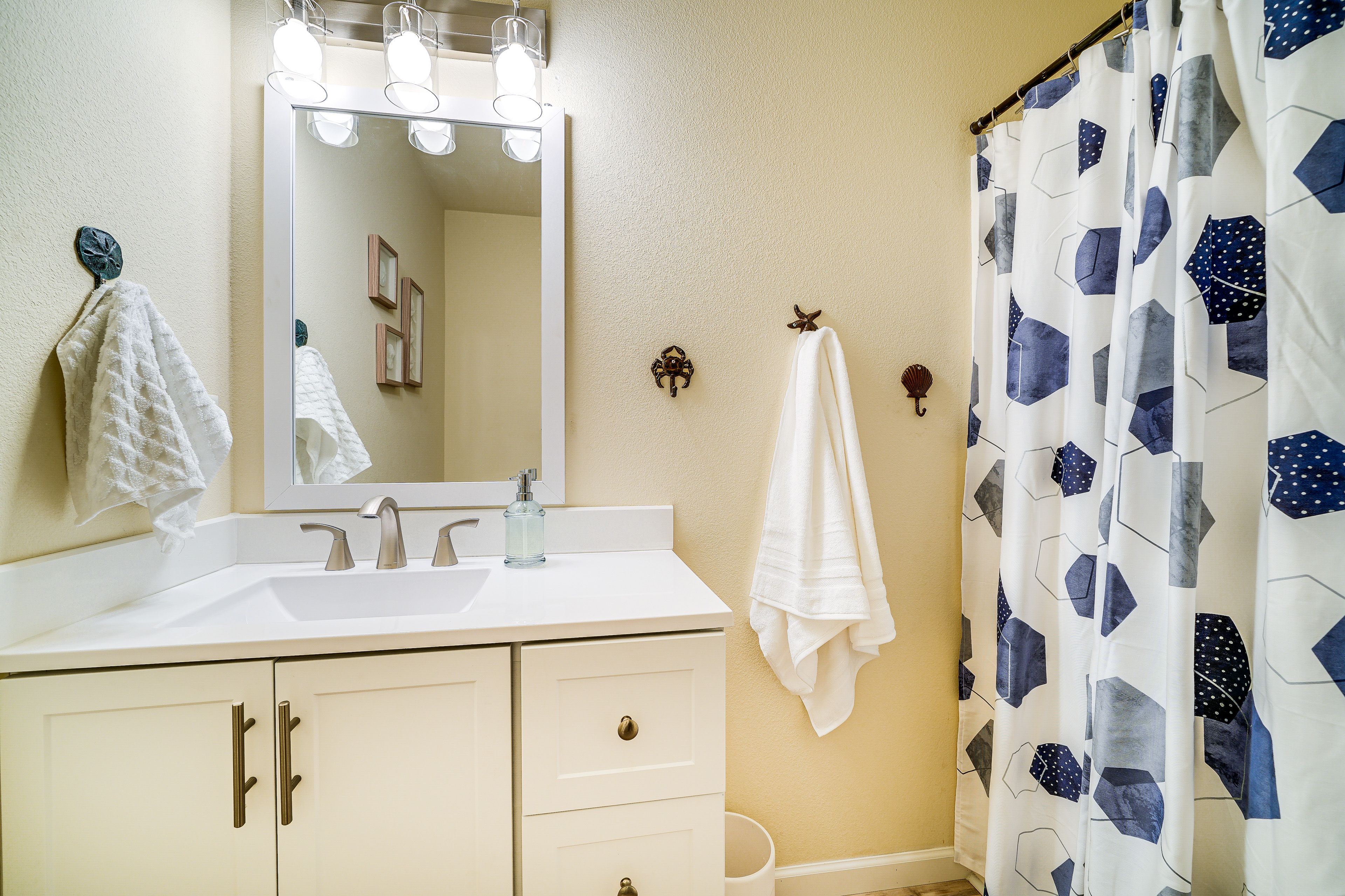 Full Bathroom | Complimentary Toiletries