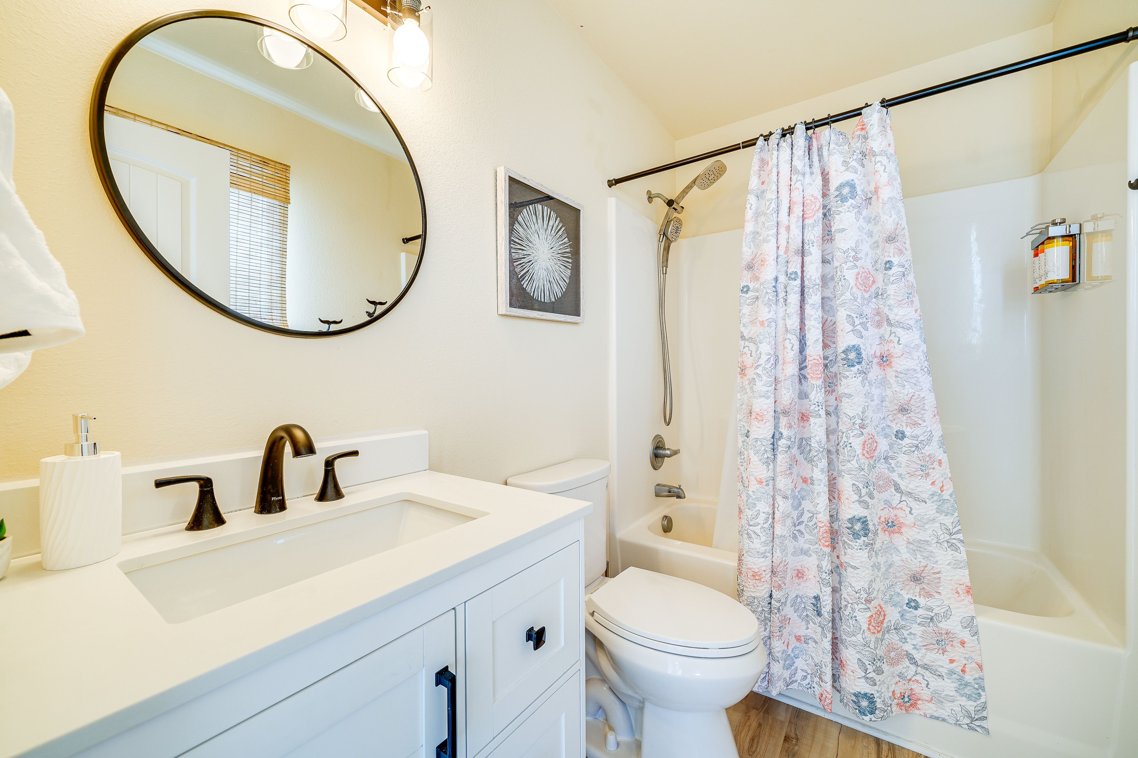 Full Bathroom | Towels Provided | Hair Dryer