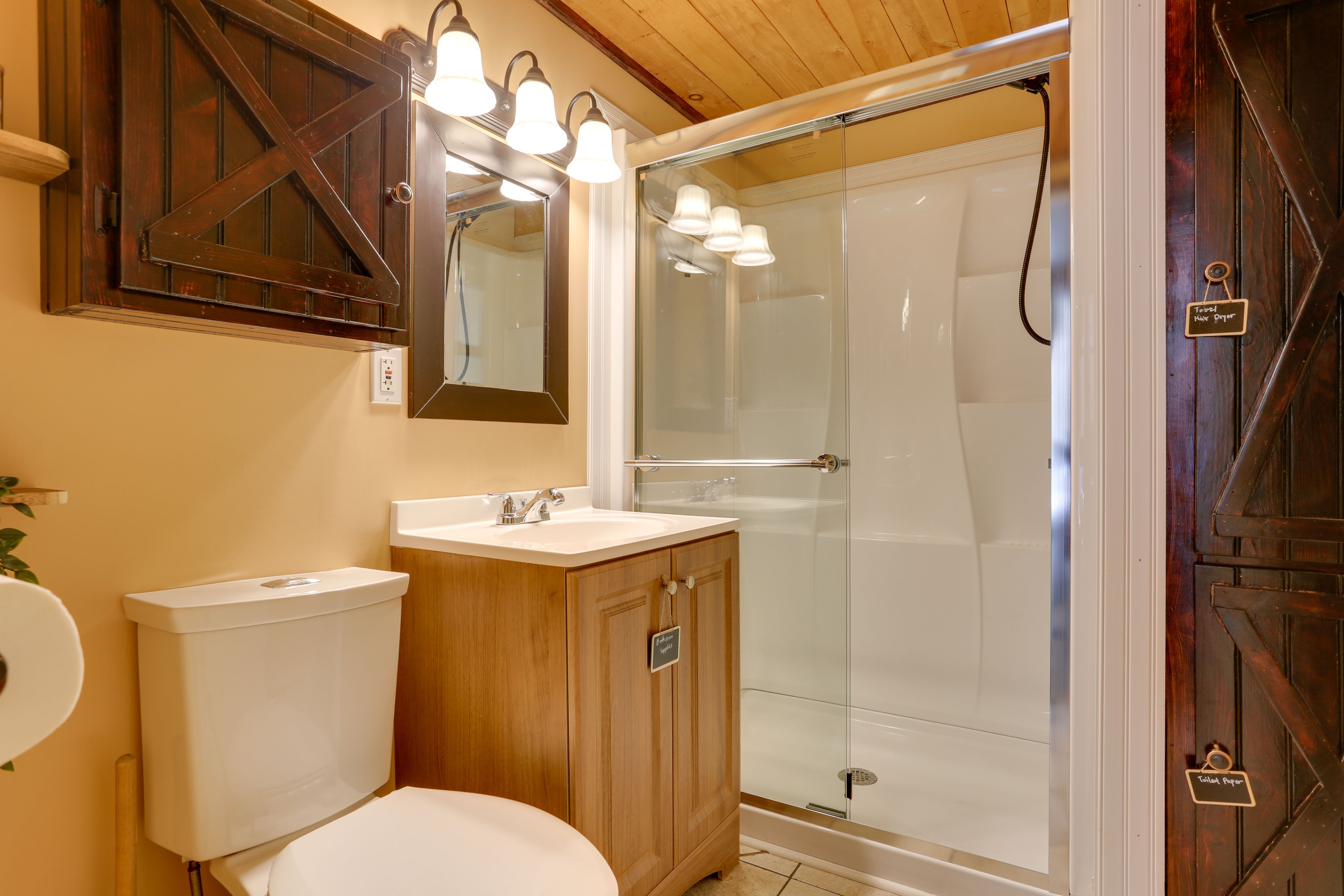 Full Bathroom | 1st Floor | Complimentary Toiletries | Hair Dryer