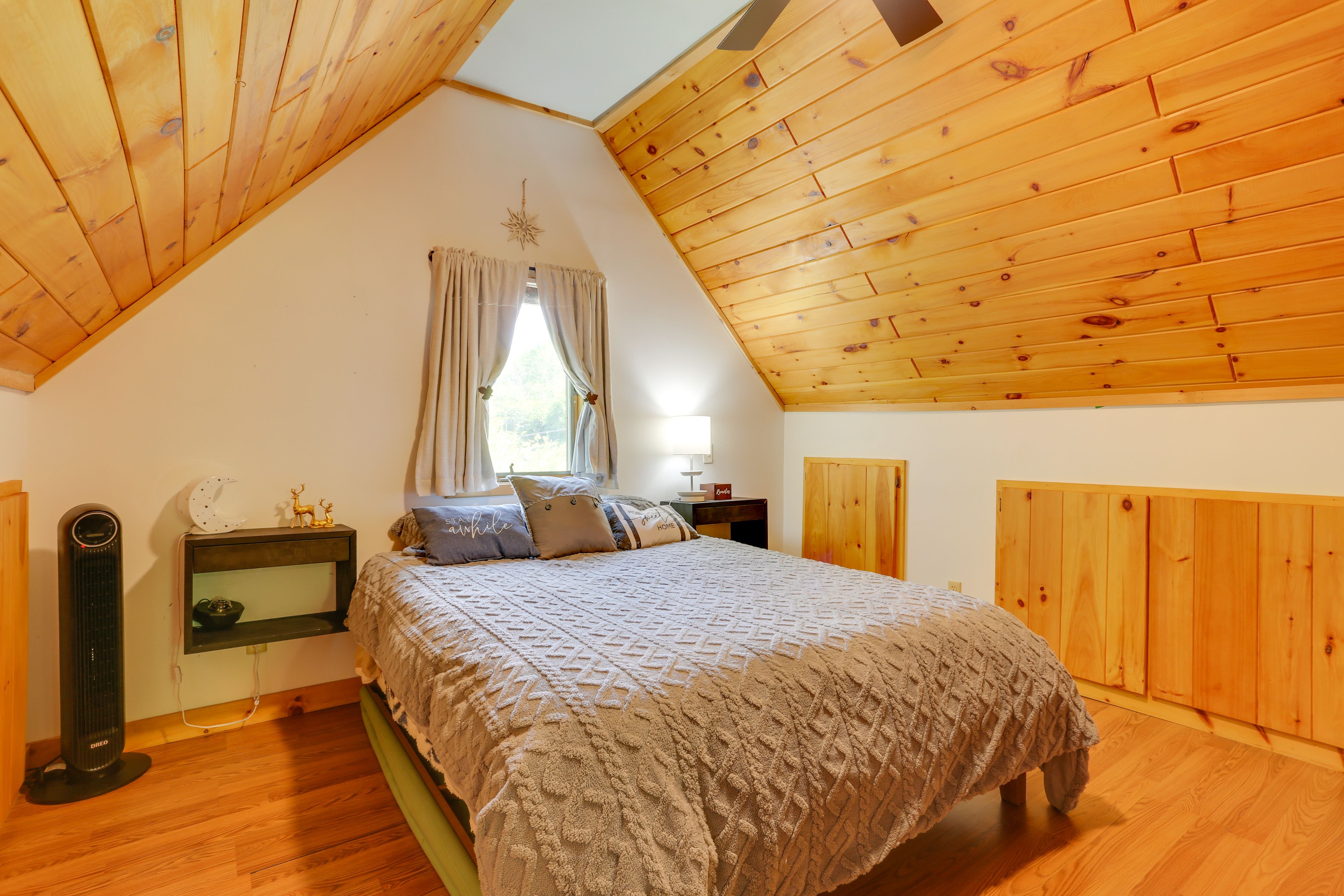 Bedroom | Queen Bed | 2nd Floor