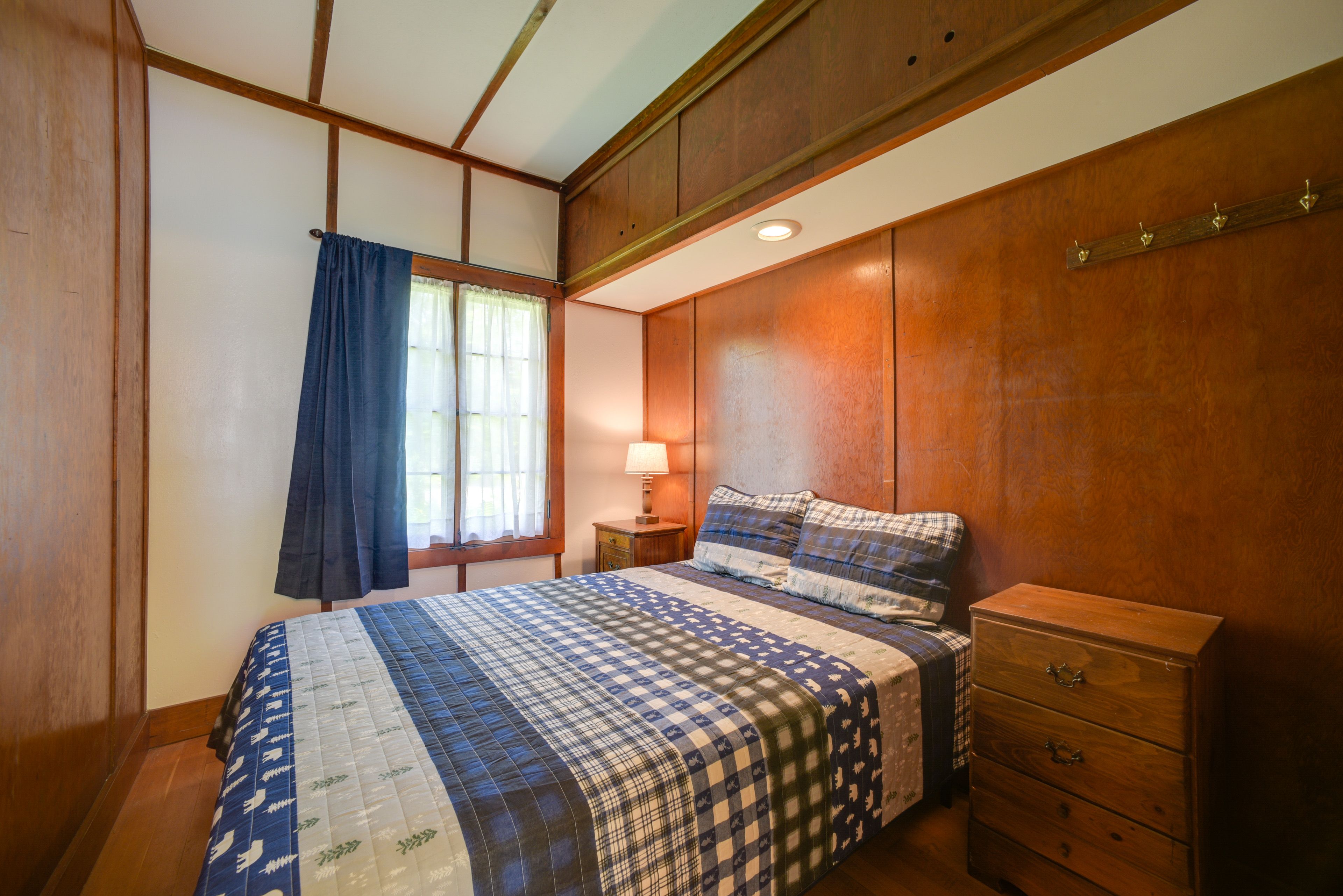 Bedroom 2 | Queen Bed | Hangers