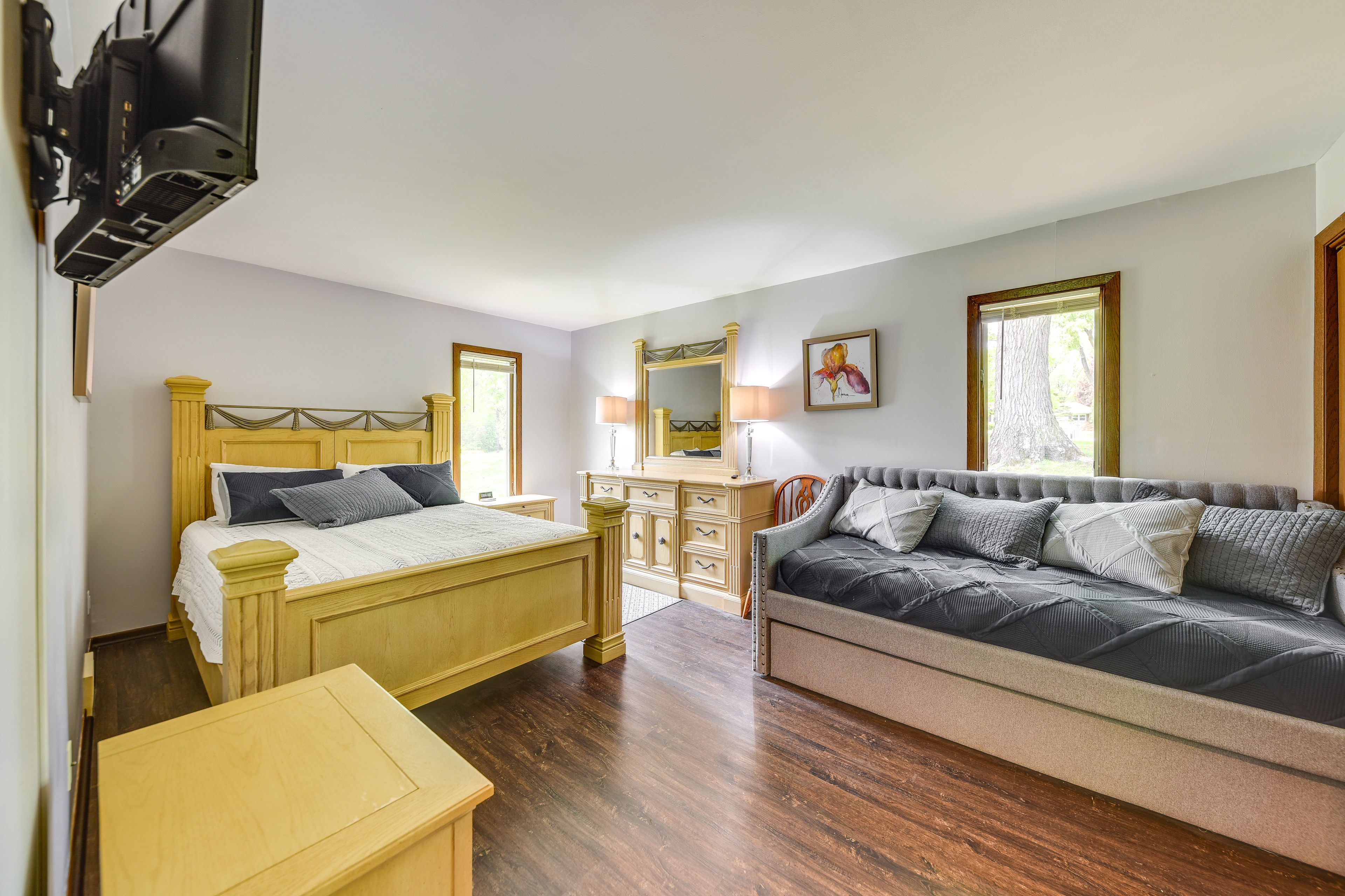 Bedroom 1 | Queen Bed | Twin Daybed