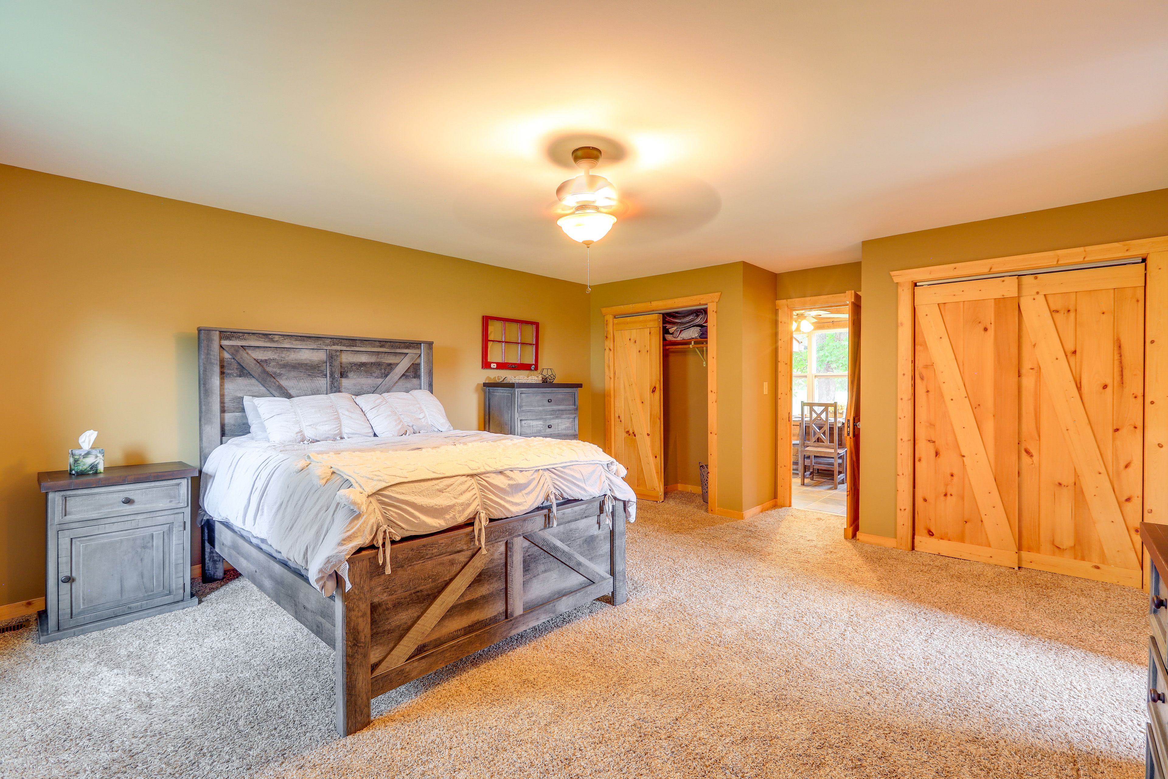 Bedroom 1 | Queen Bed