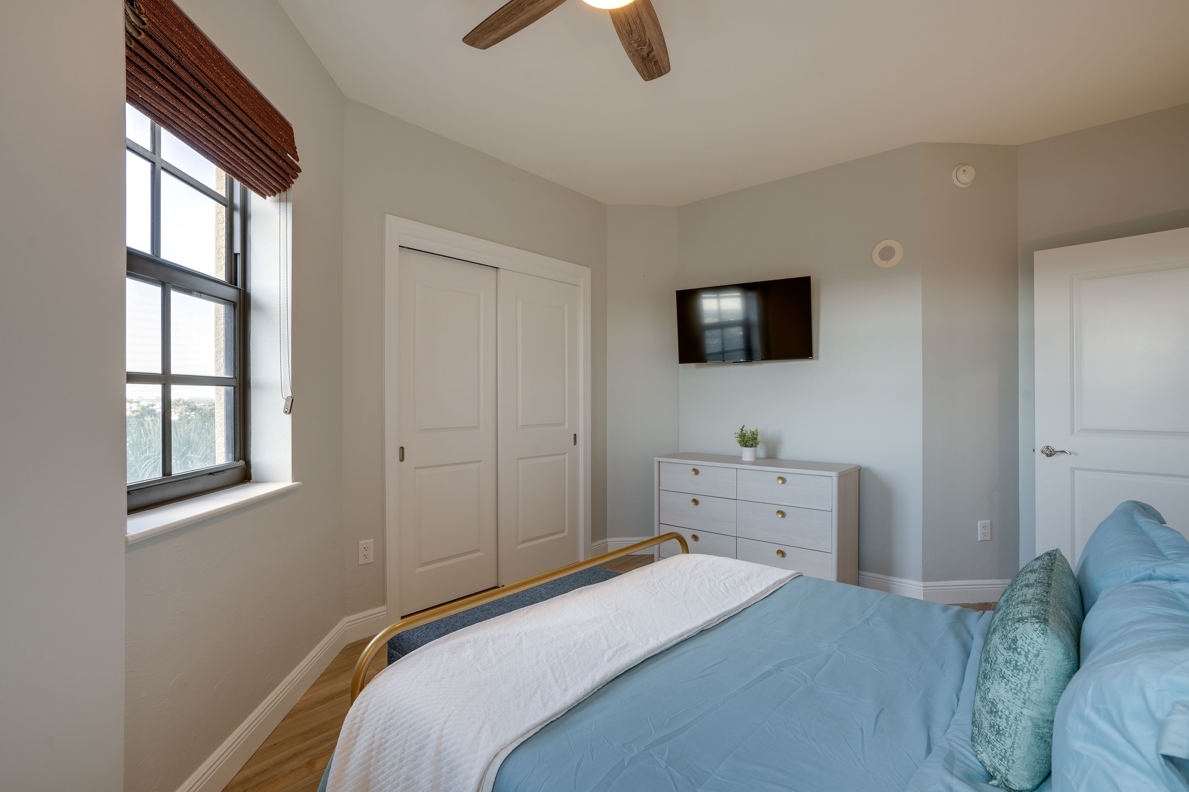 Bedroom 2 | Queen Bed