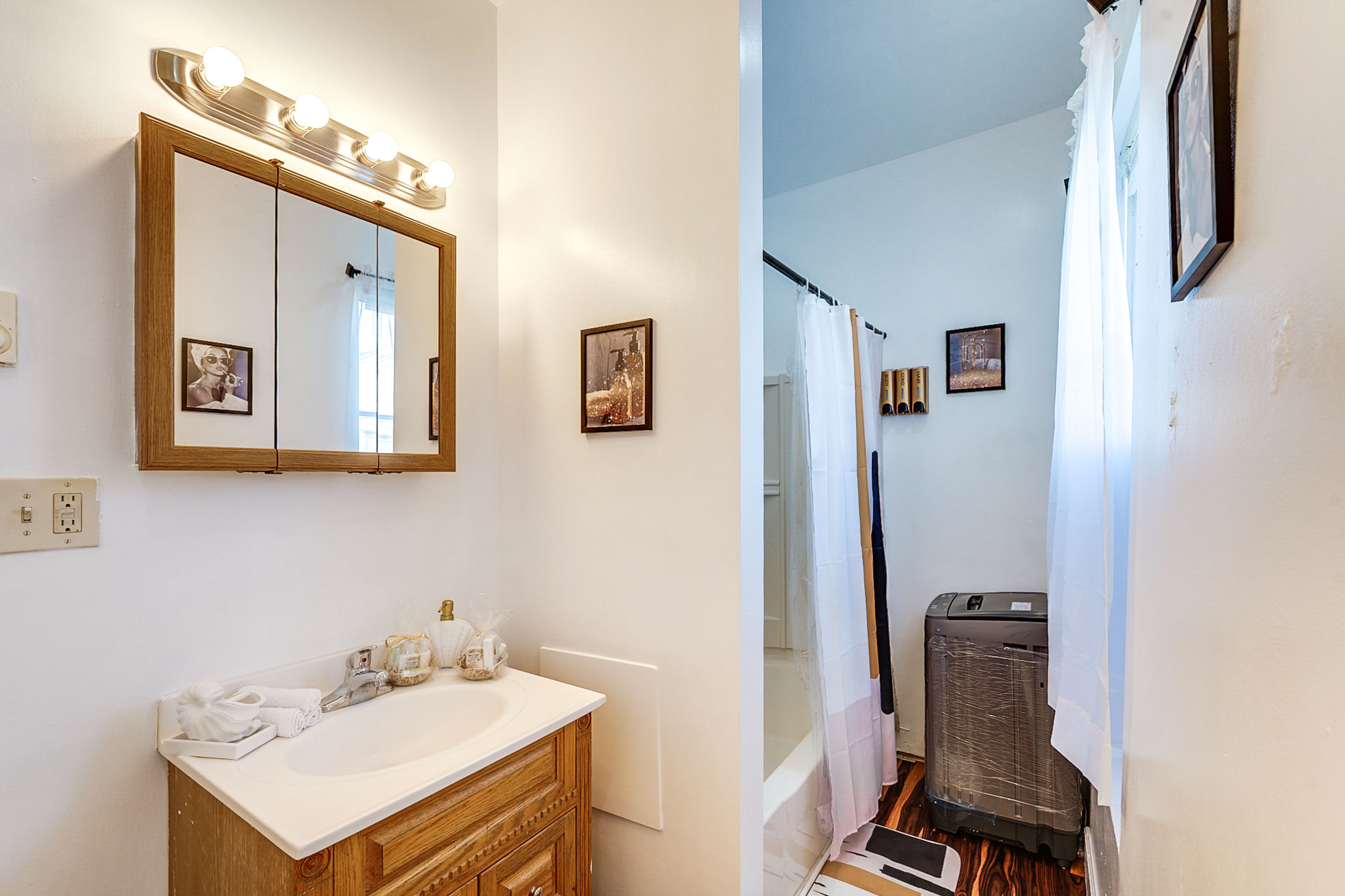 Full Bathroom | Towels Provided | Complimentary Toiletries