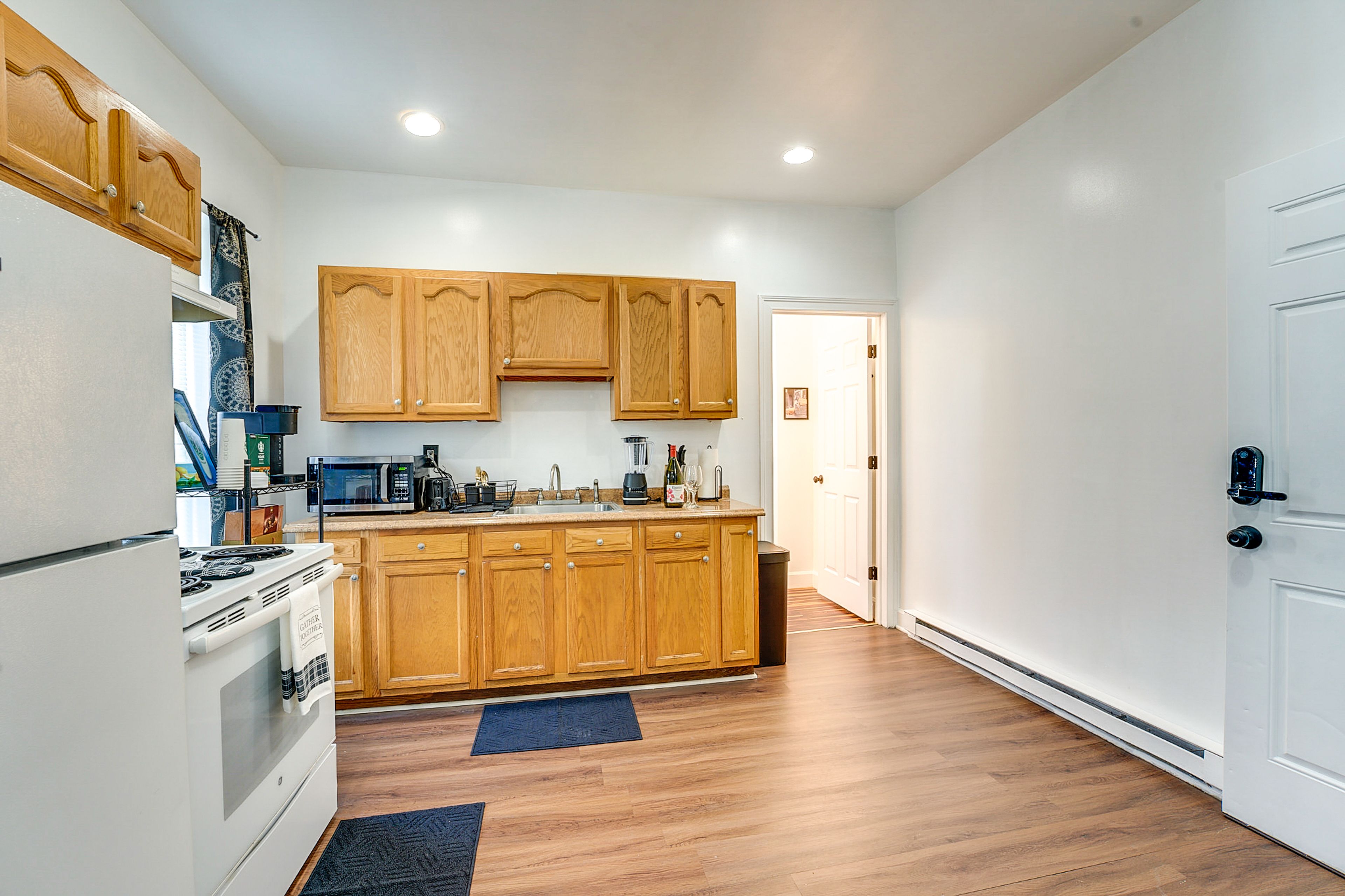 Kitchen | Cooking Basics | Coffee Maker | Paper Towels/Trash Bags Provided