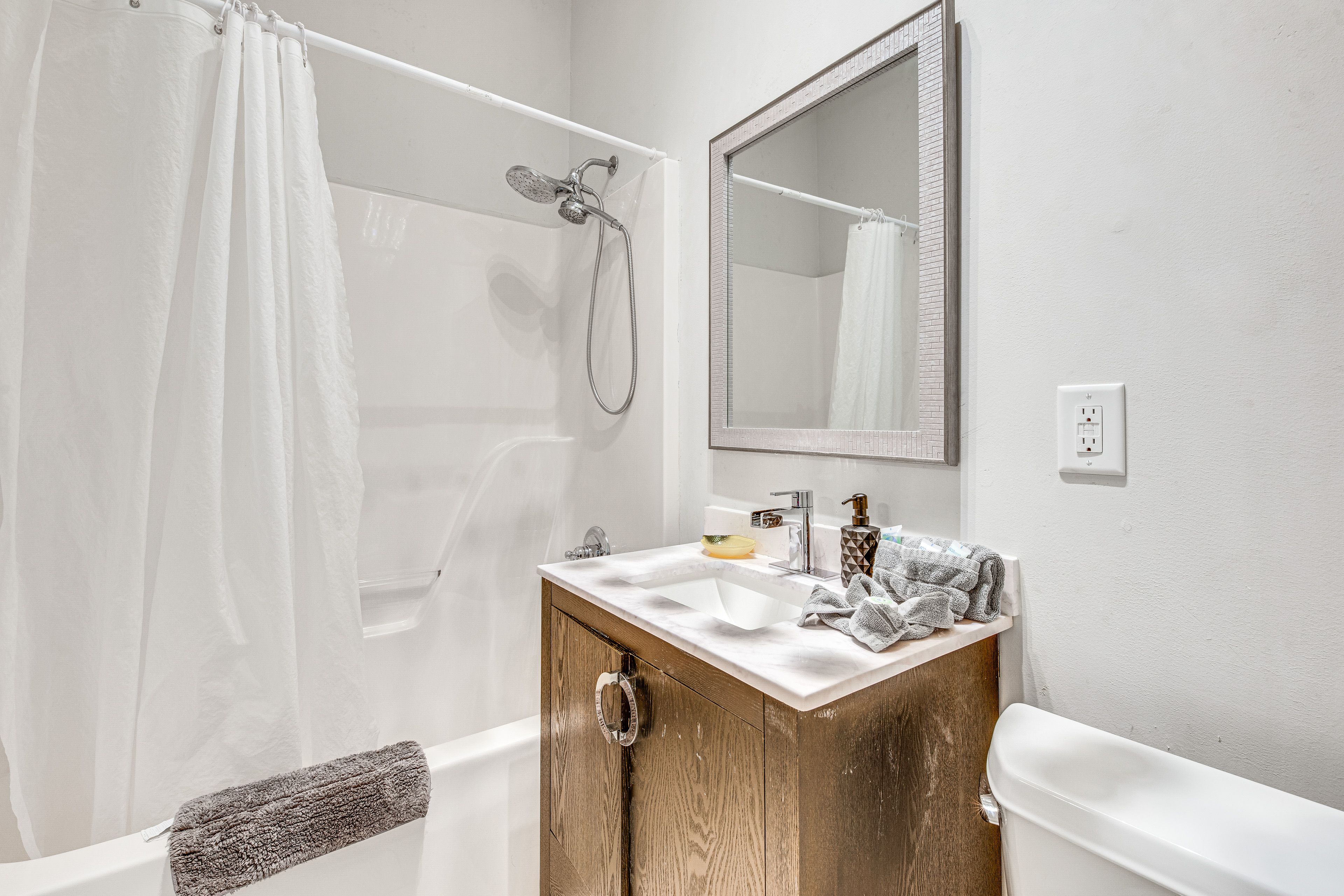 En-Suite Bathroom | Main Level | Complimentary Toiletries