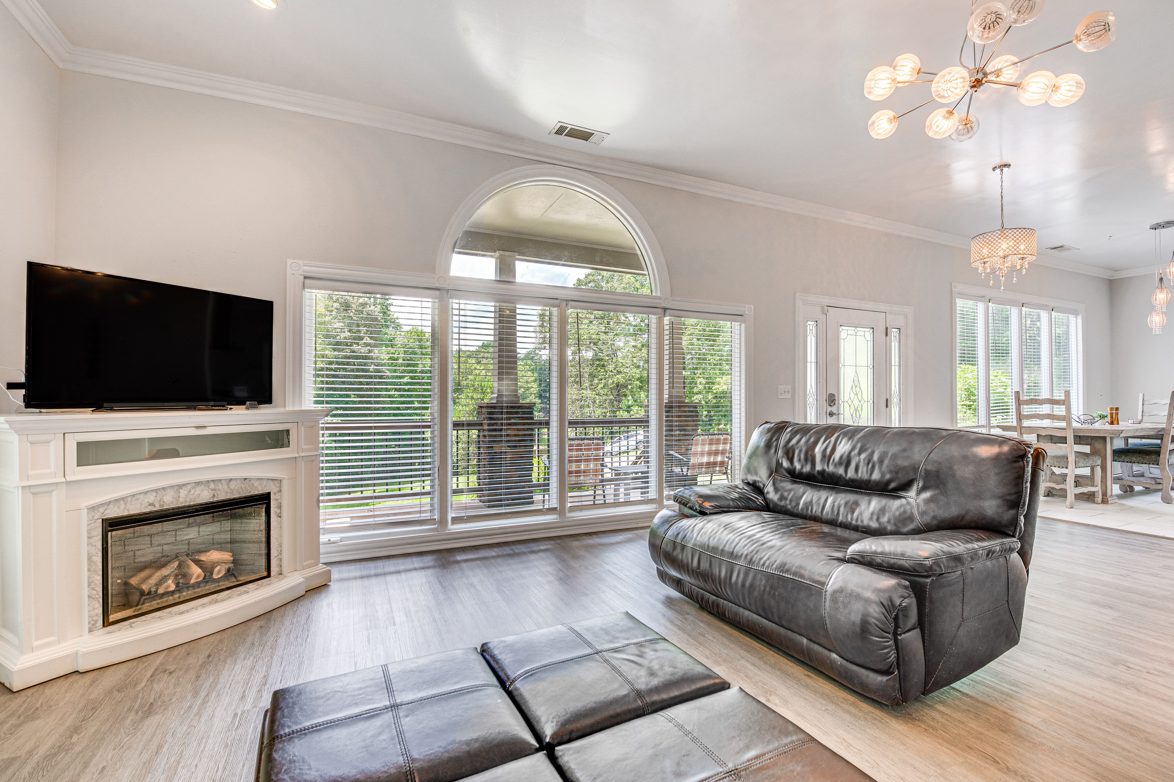 Living Room | Gas Fireplace