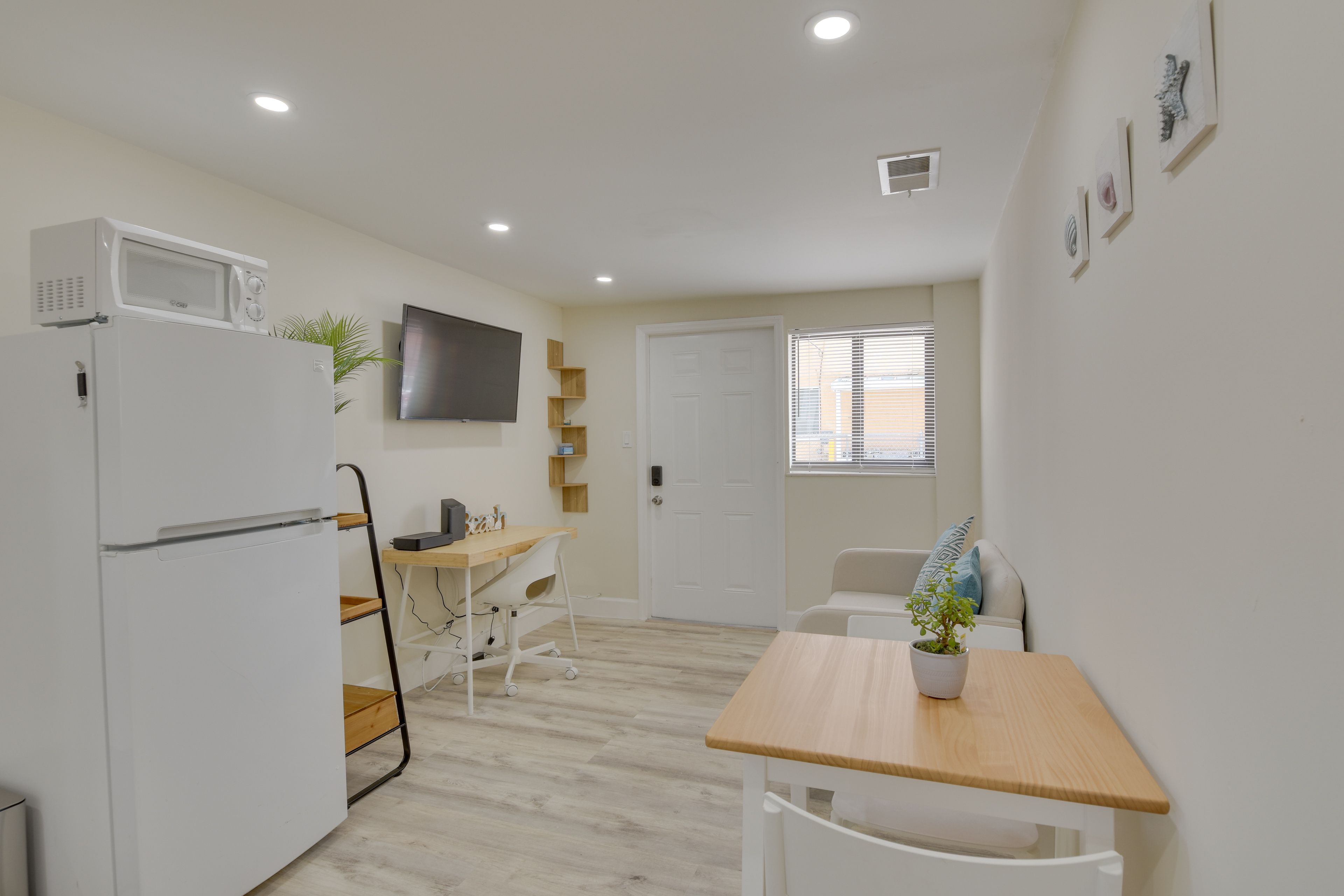 Kitchen | Dishware & Flatware | Toaster | Trash Bags | Paper Towels