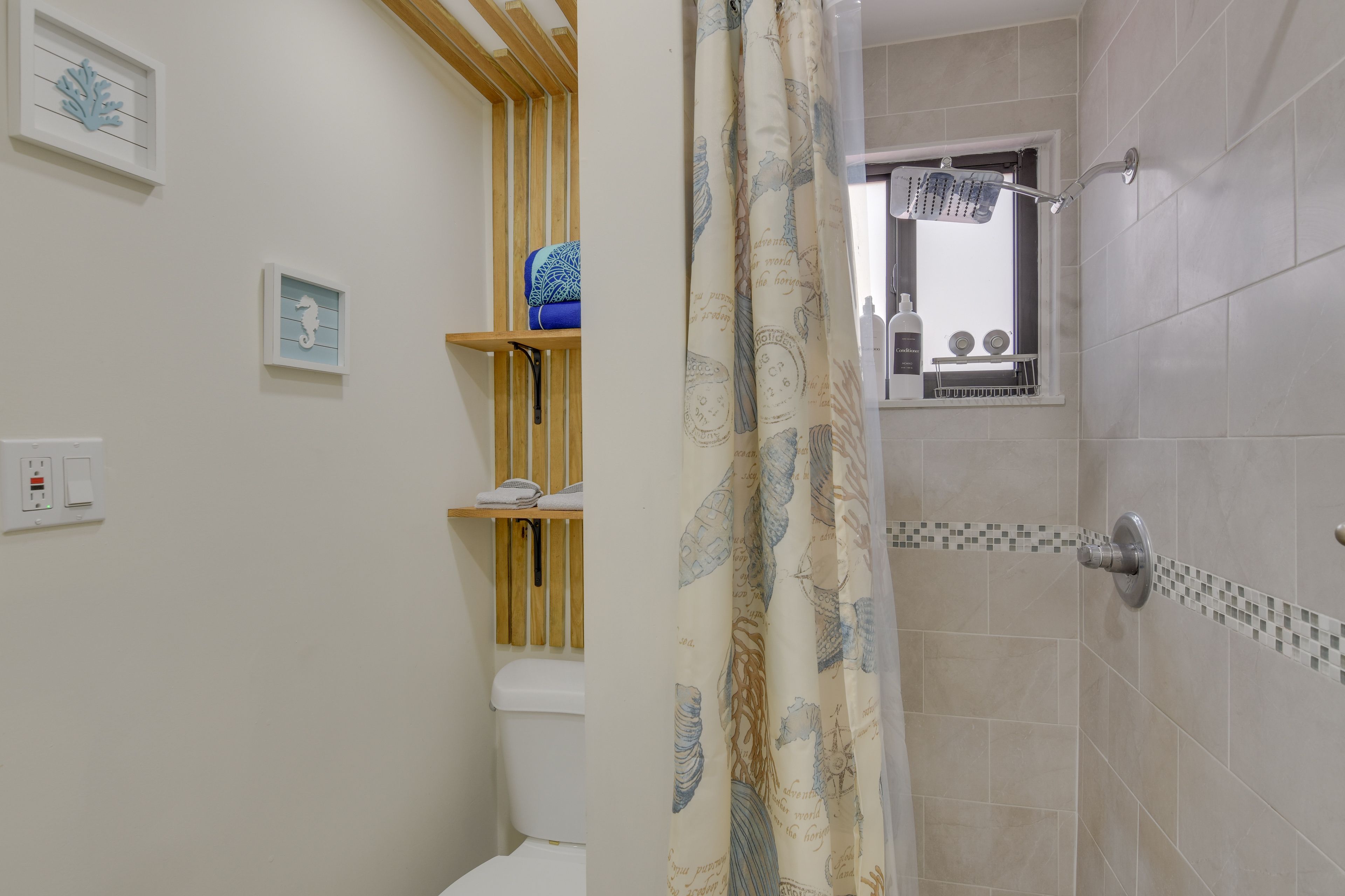Full Bathroom | Hair Dryer | Towels Provided
