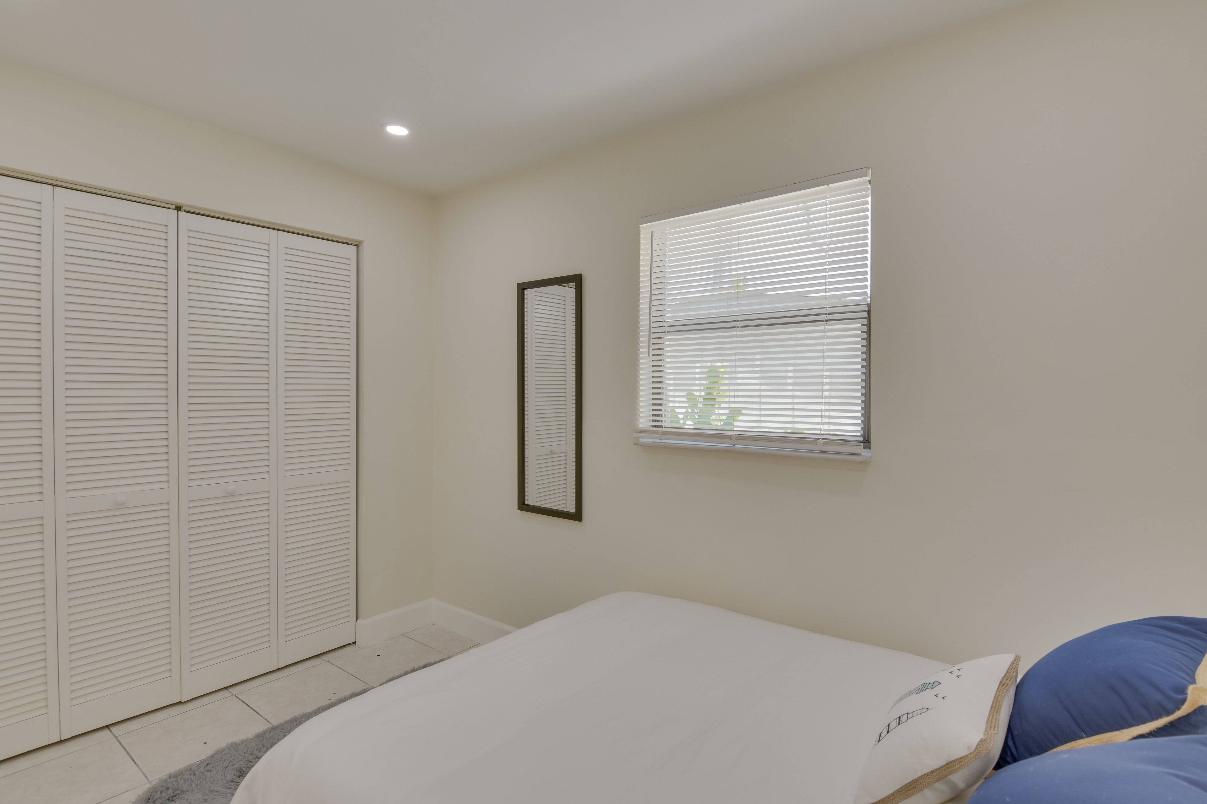Bedroom | Full Bed | Linens Provided
