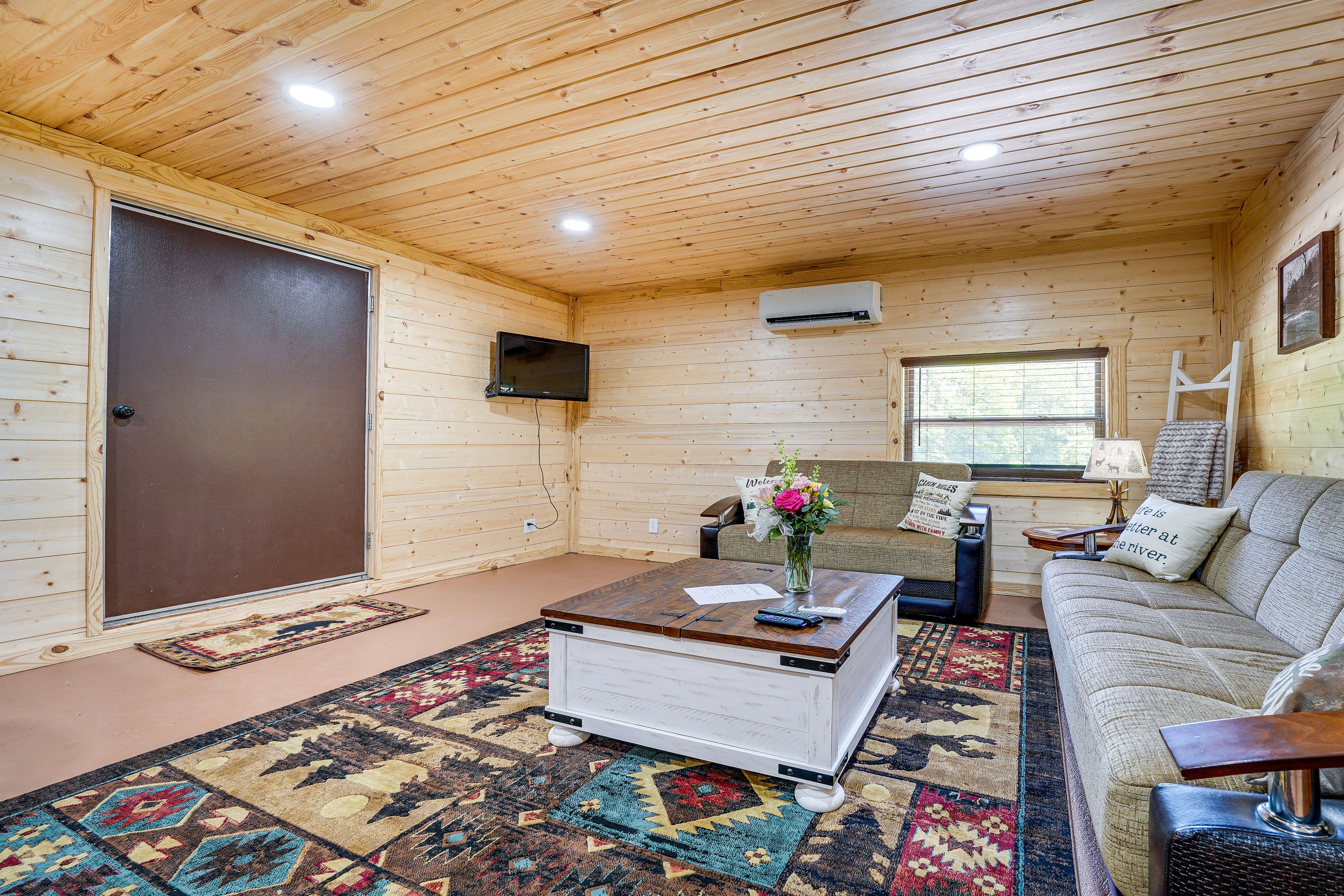 Living Area | Central A/C & Heat | Free WiFi | Smart TV w/ Roku