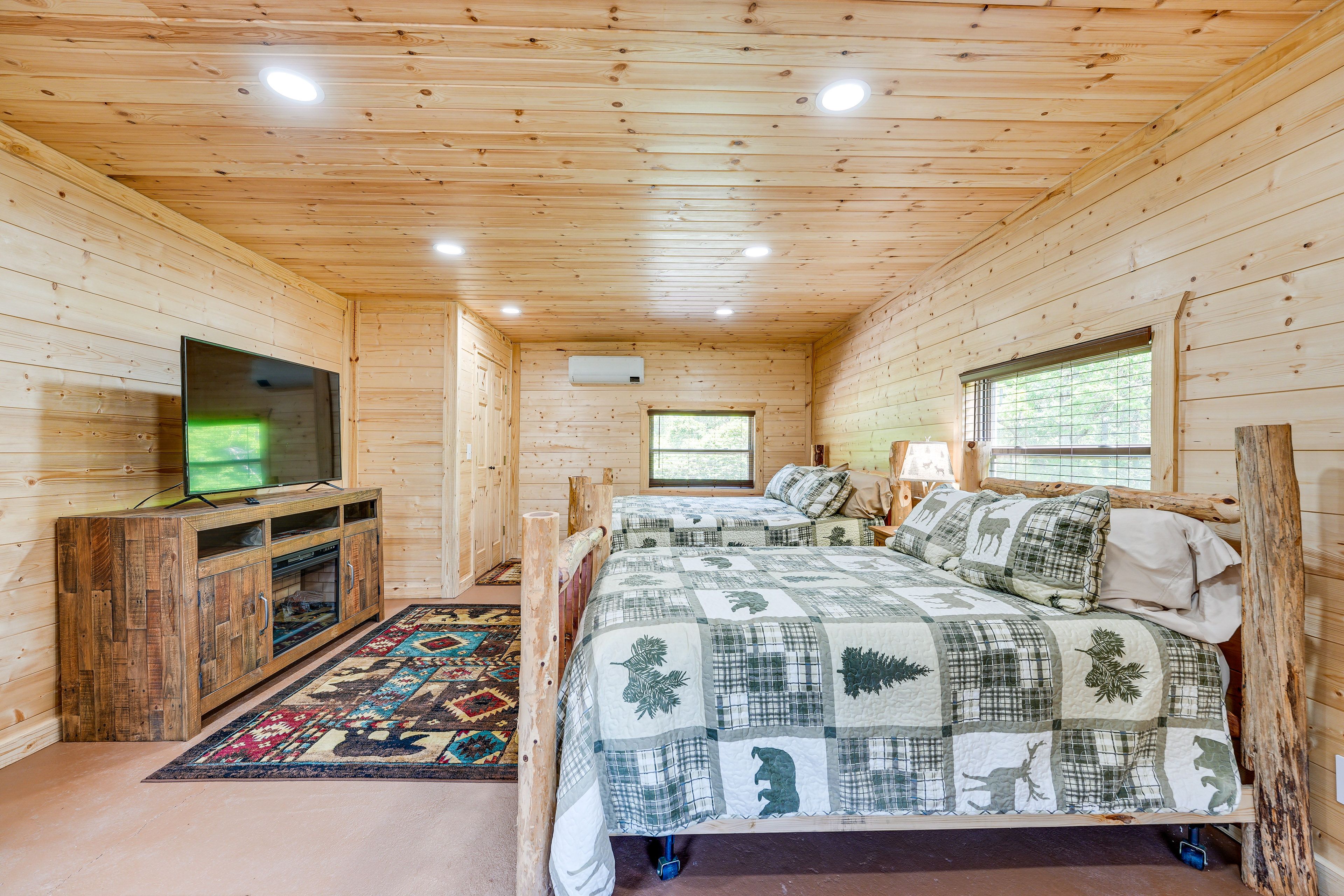 Studio | Electric Fireplace | Jacuzzi Tub