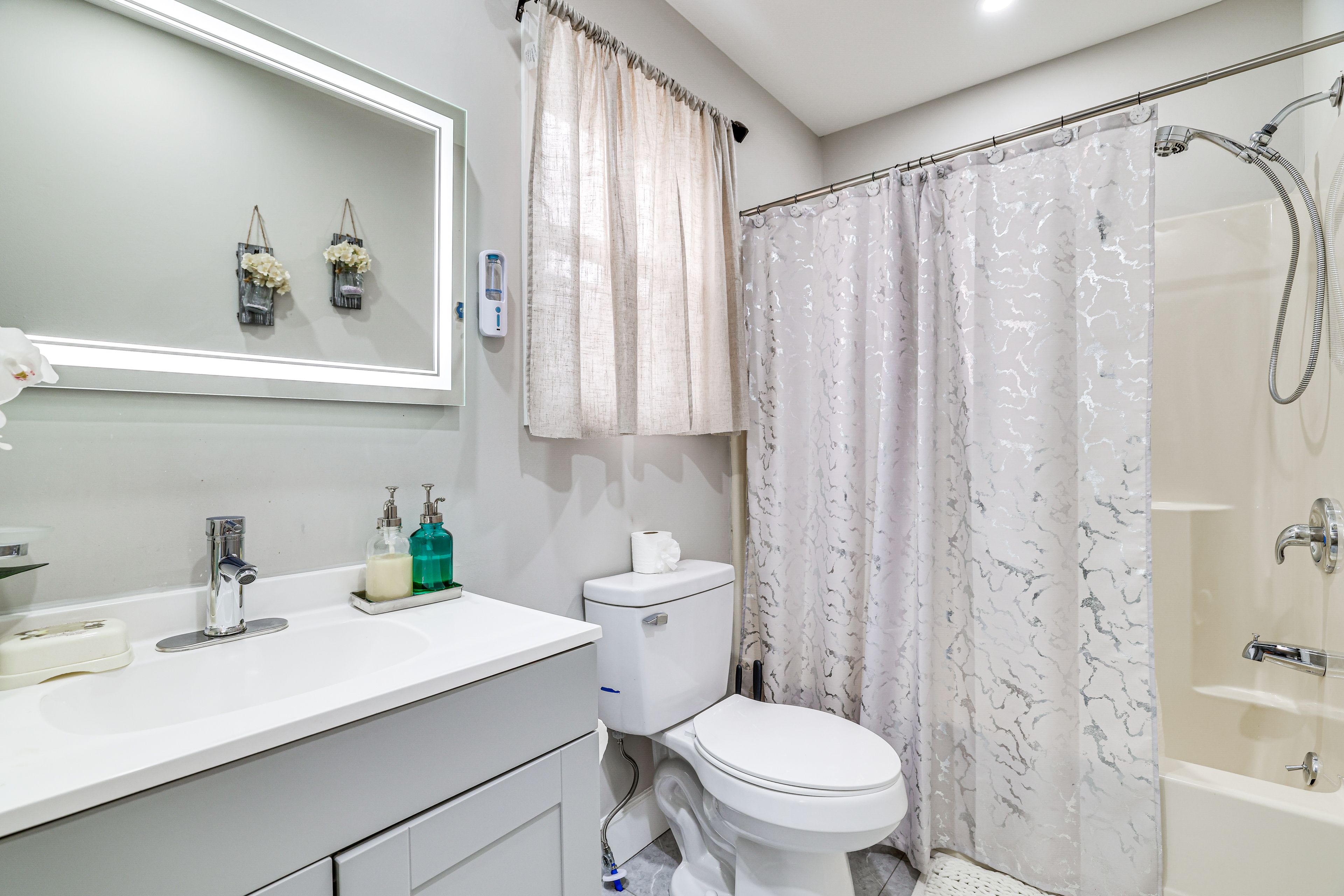 Full Bathroom | Towels Provided