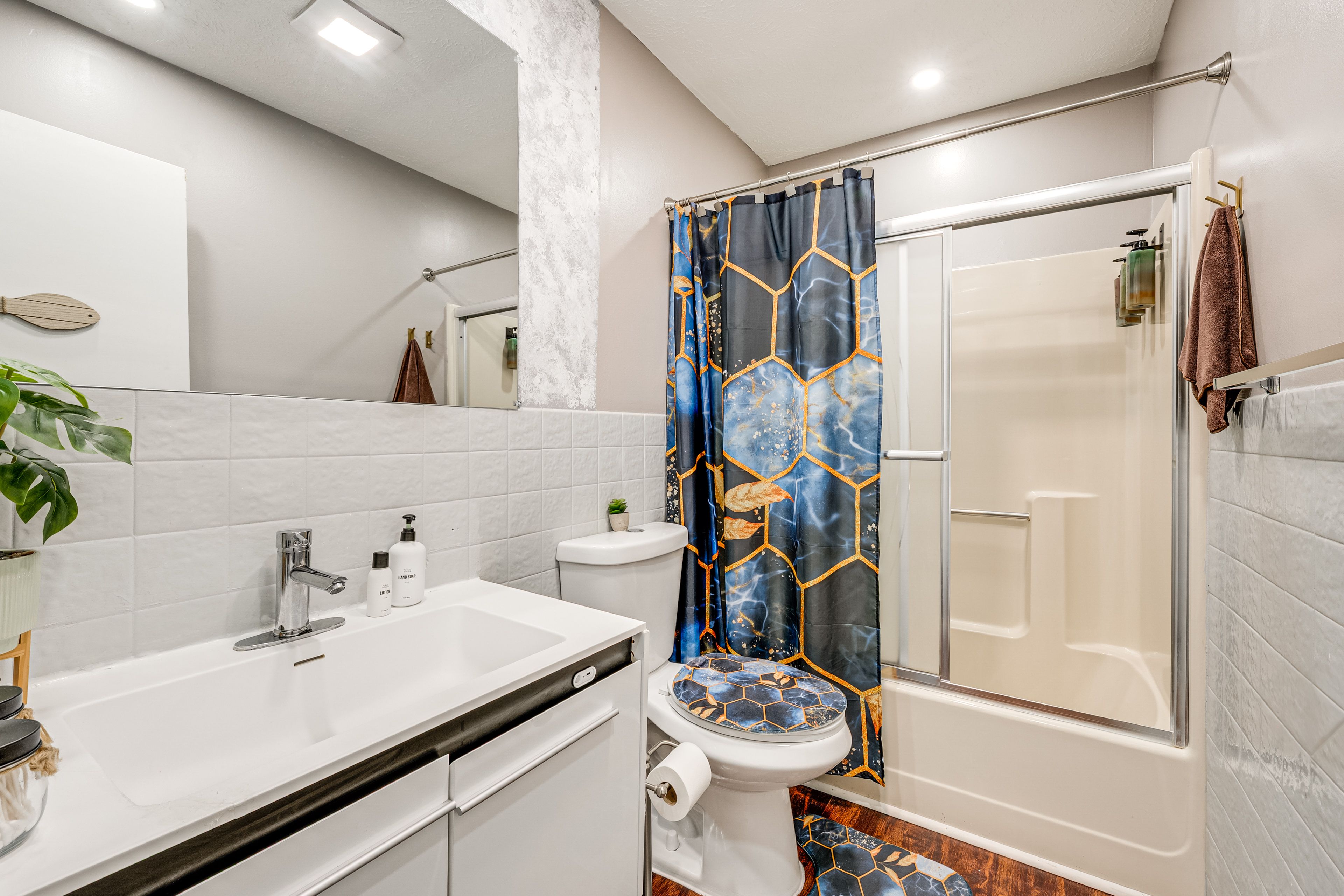 Full Bathroom | Hair Dryer | Iron & Board