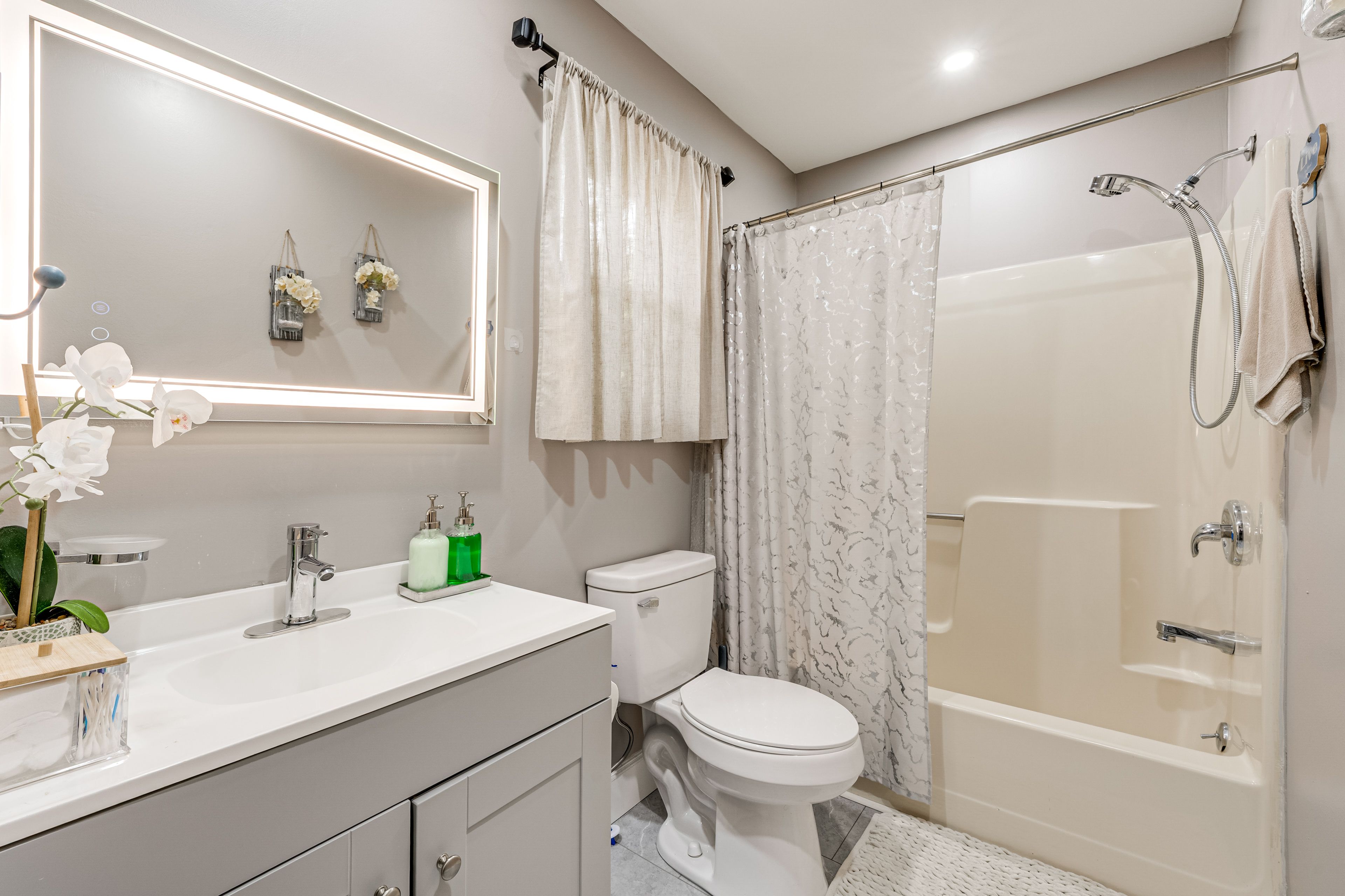 Full Bathroom | Towels Provided