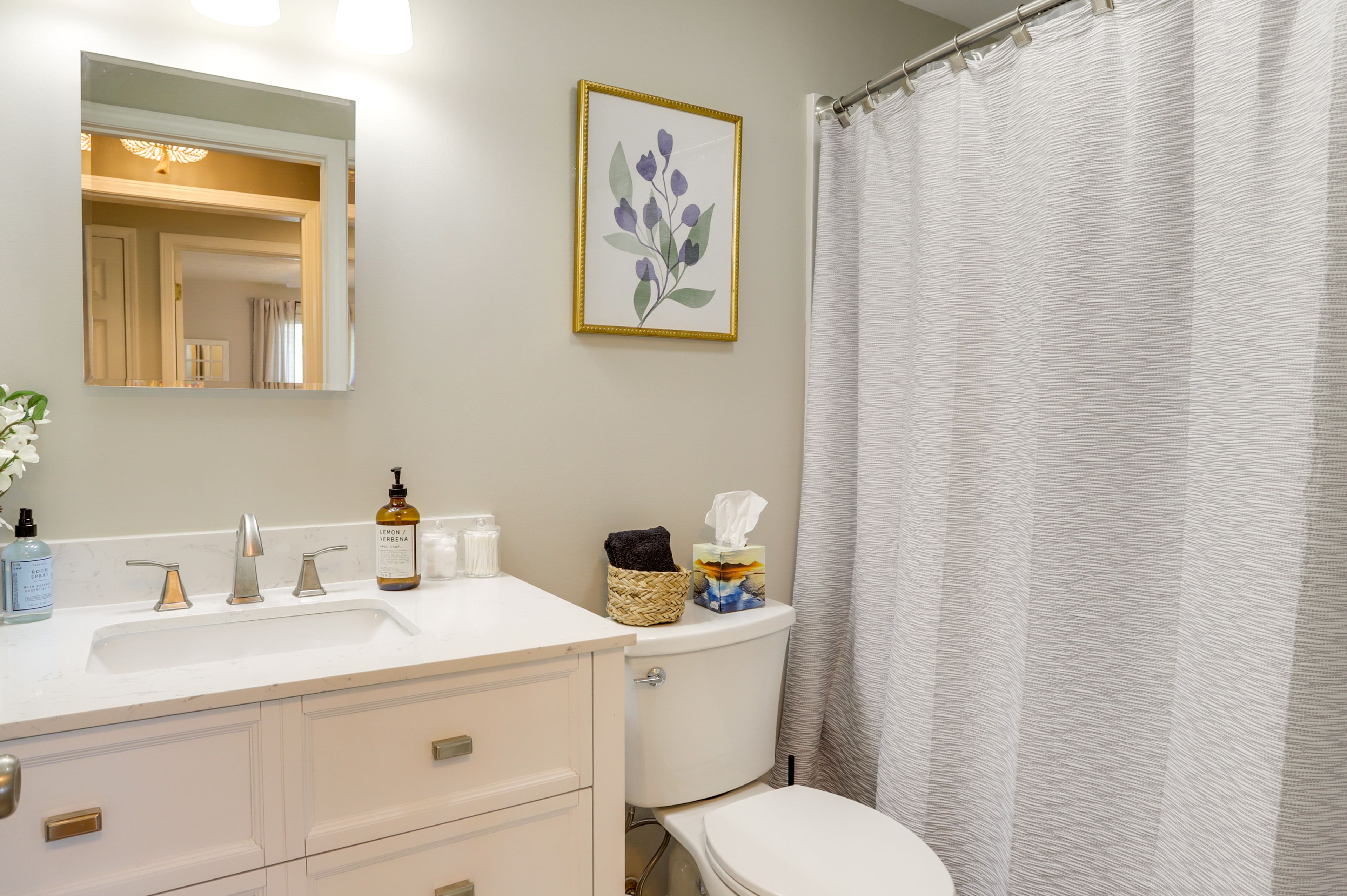 Full Bathroom | Towels Provided | Hair Dryer
