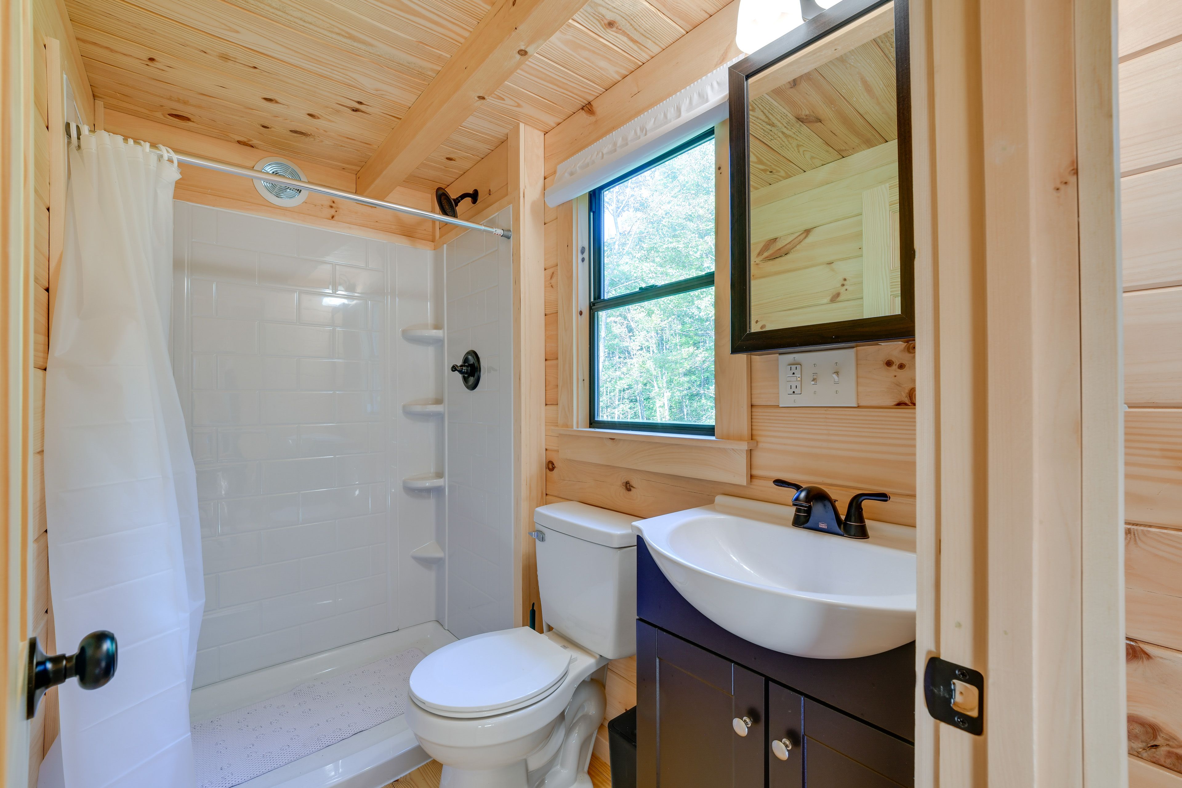 Full Bath | Towels | Hair Dryer | Complimentary Toiletries