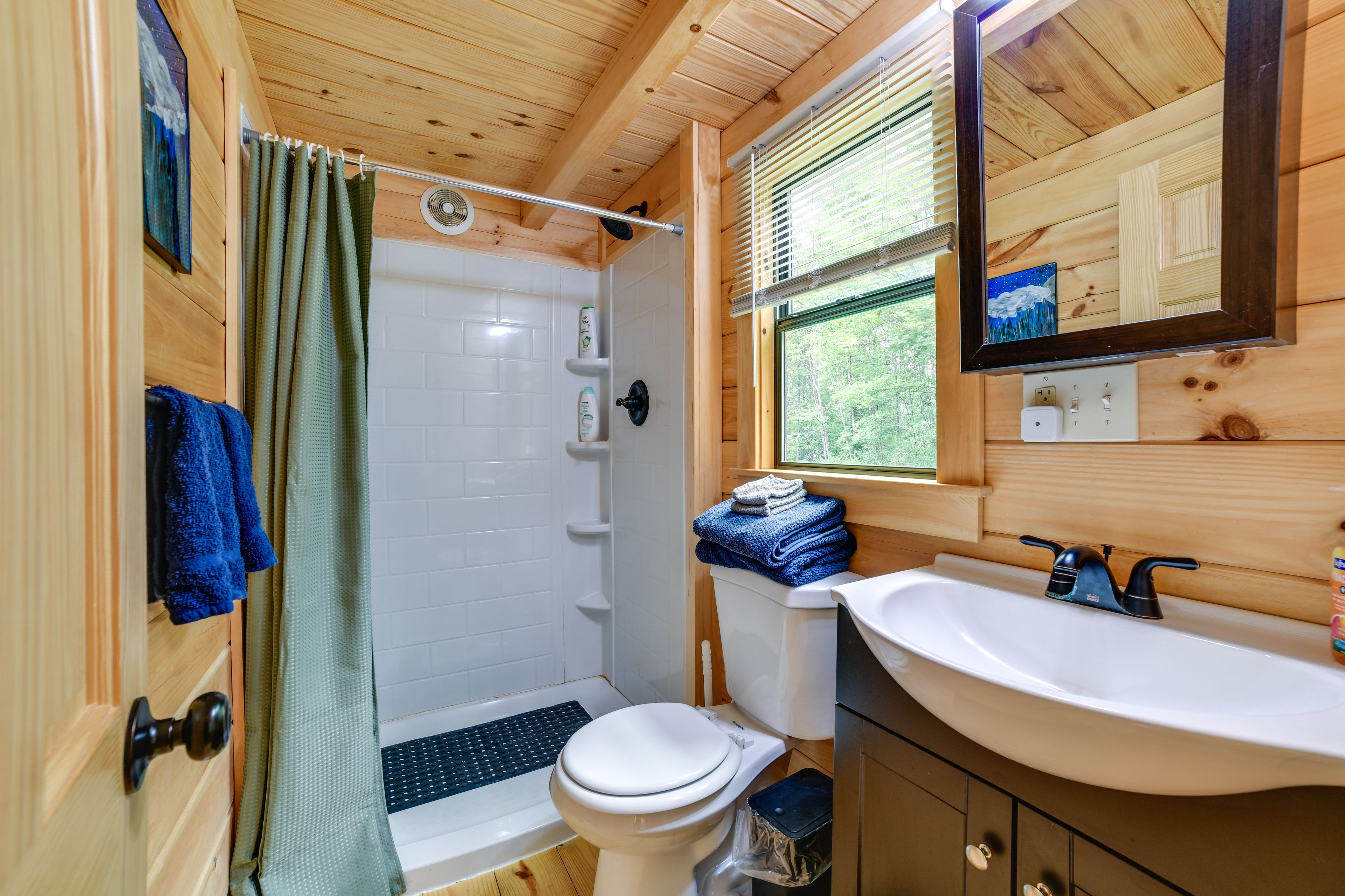 Full Bath | Towels | Hair Dryer | Complimentary Toiletries