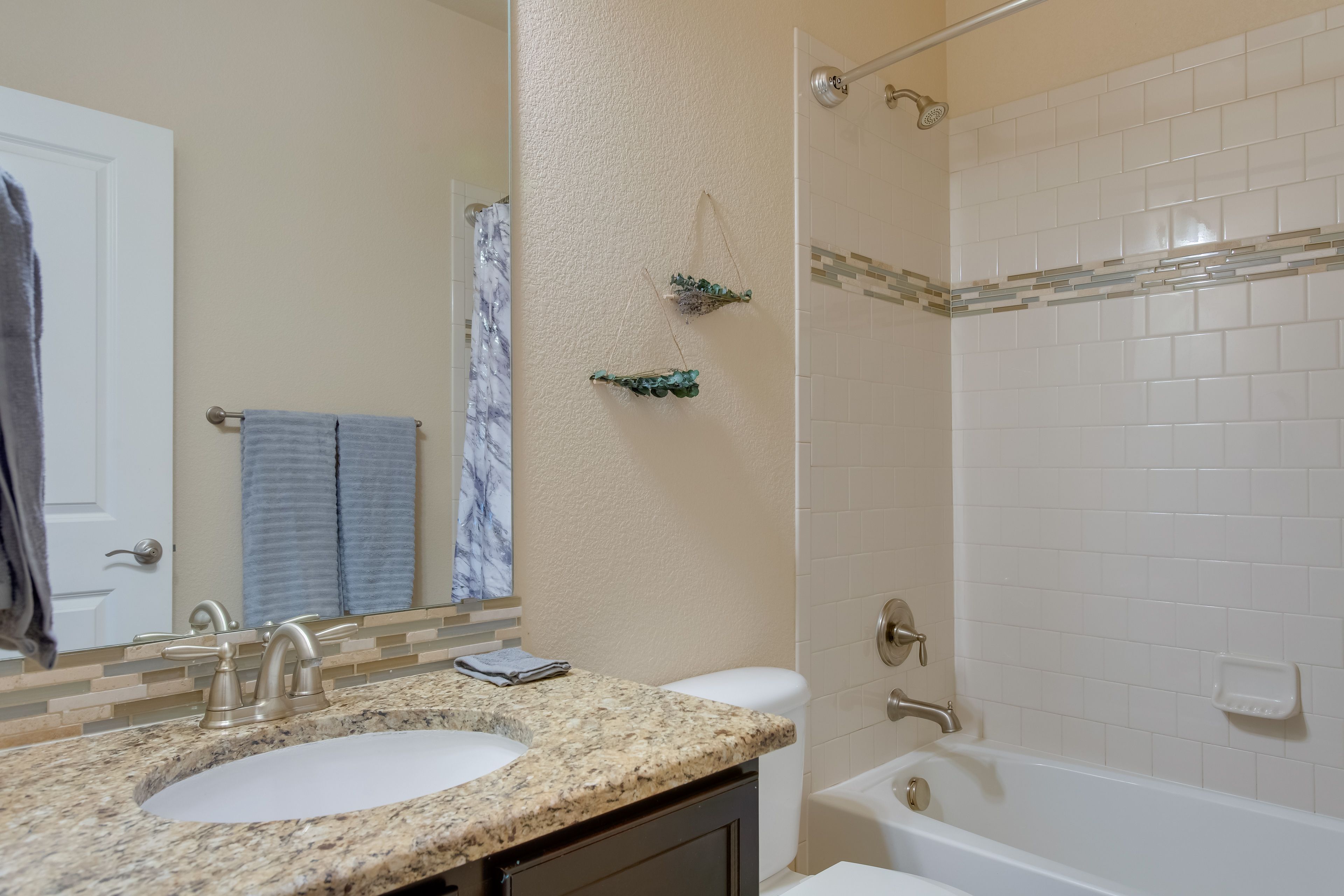 Full Bath | Towels Provided