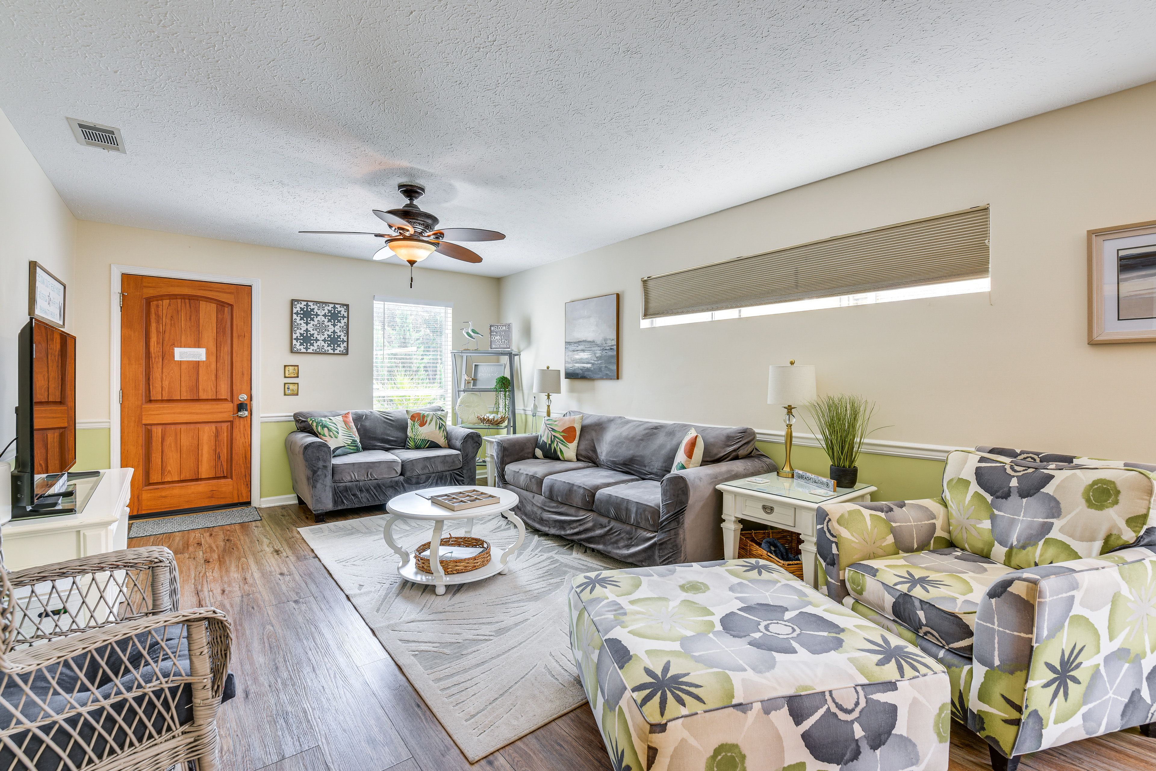 Living Room | Smart TV | Cable/Satellite | Central A/C | Free WiFi