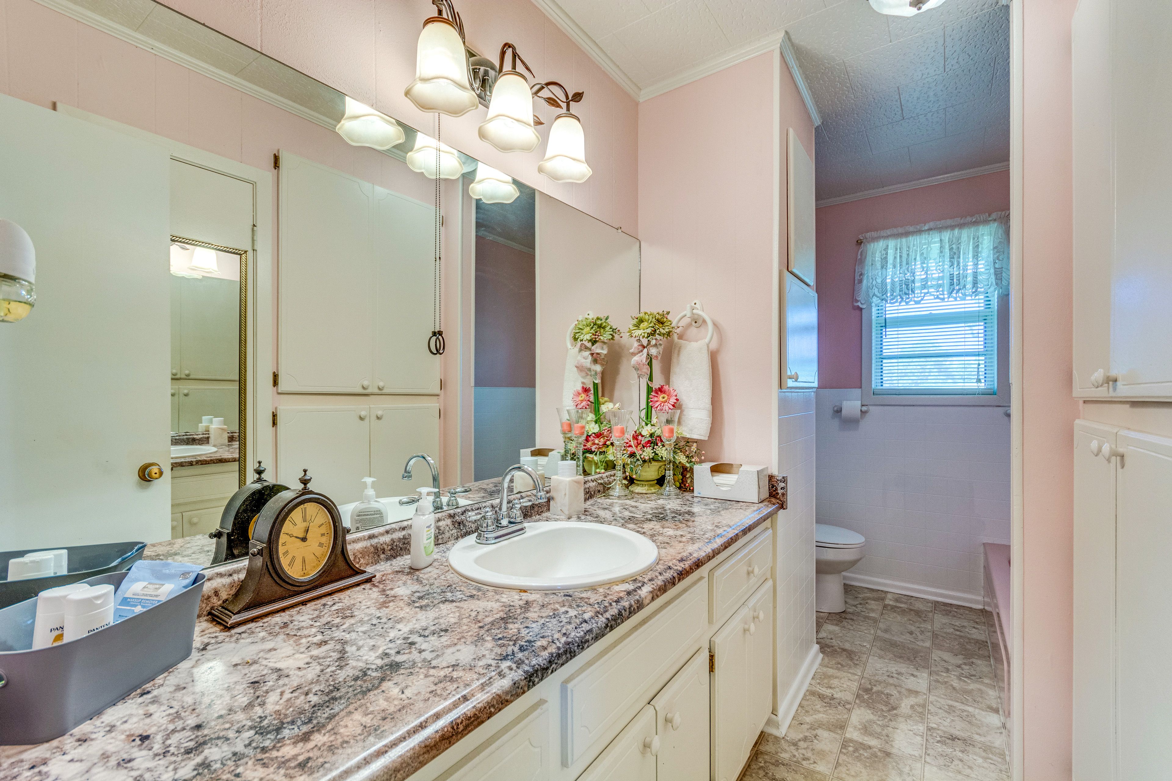 Bathroom | Complimentary Toiletries | Towels Provided