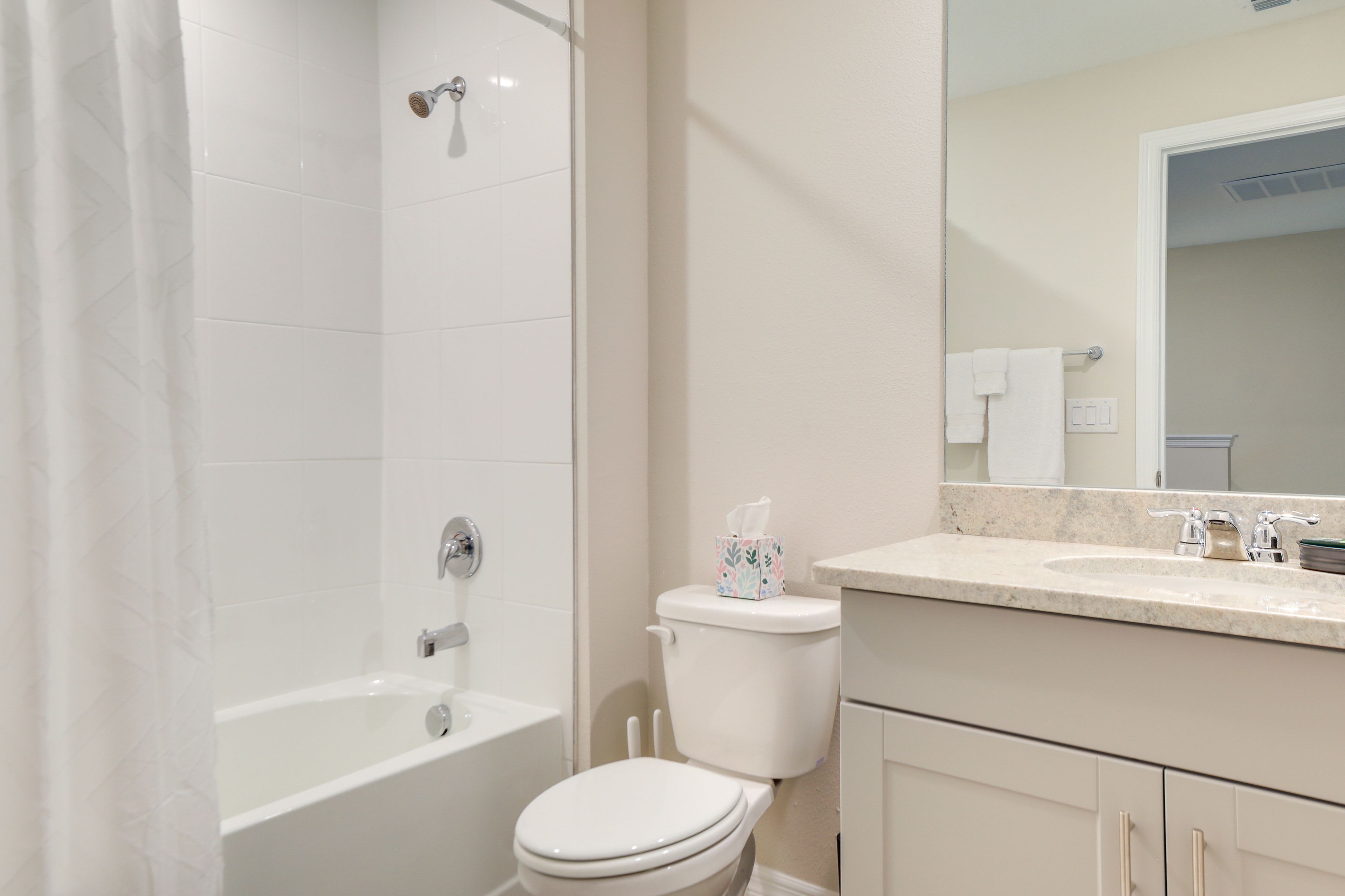 Full Bathroom | Towels Provided