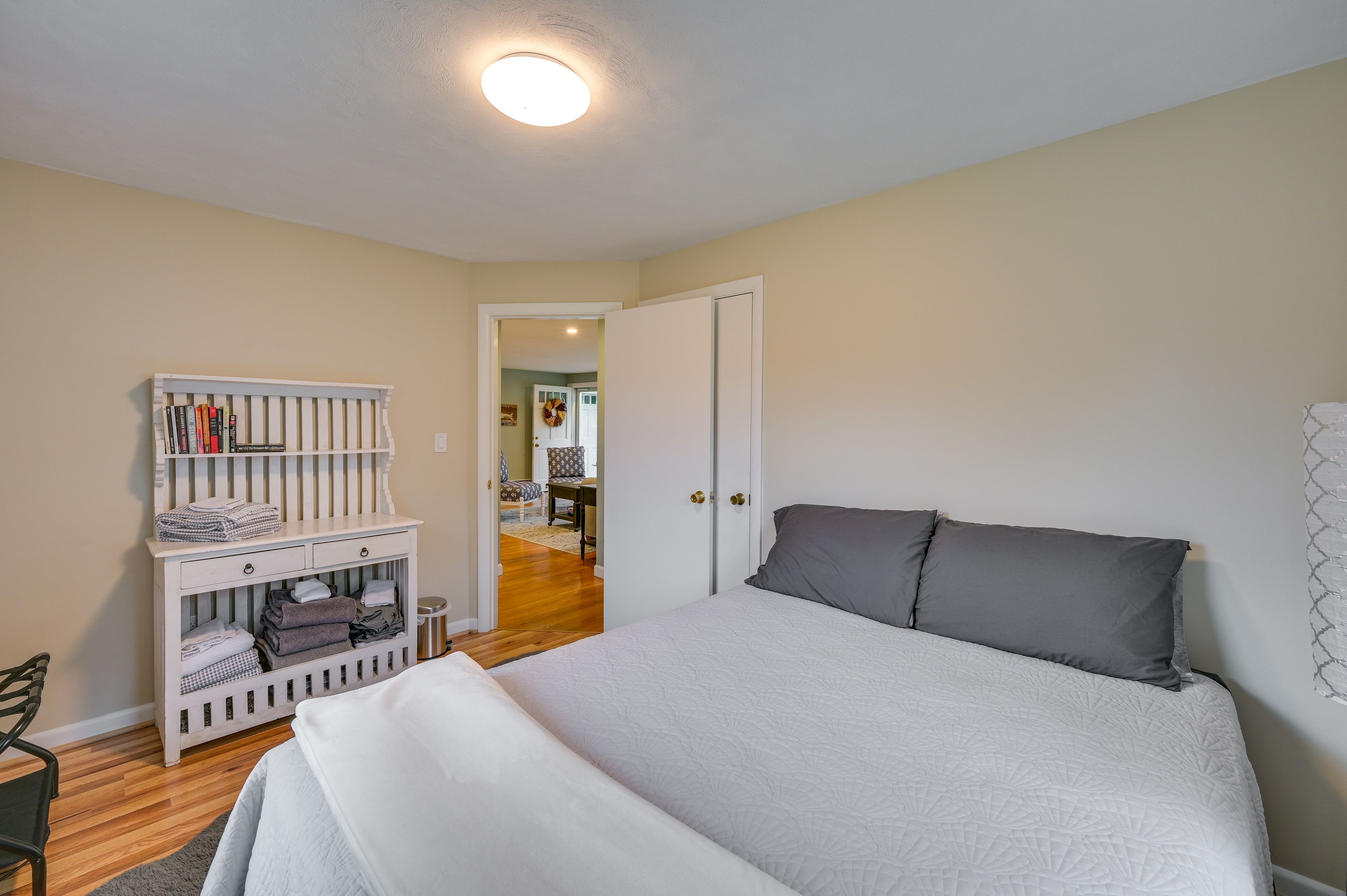 Bedroom 1 | Queen Bed
