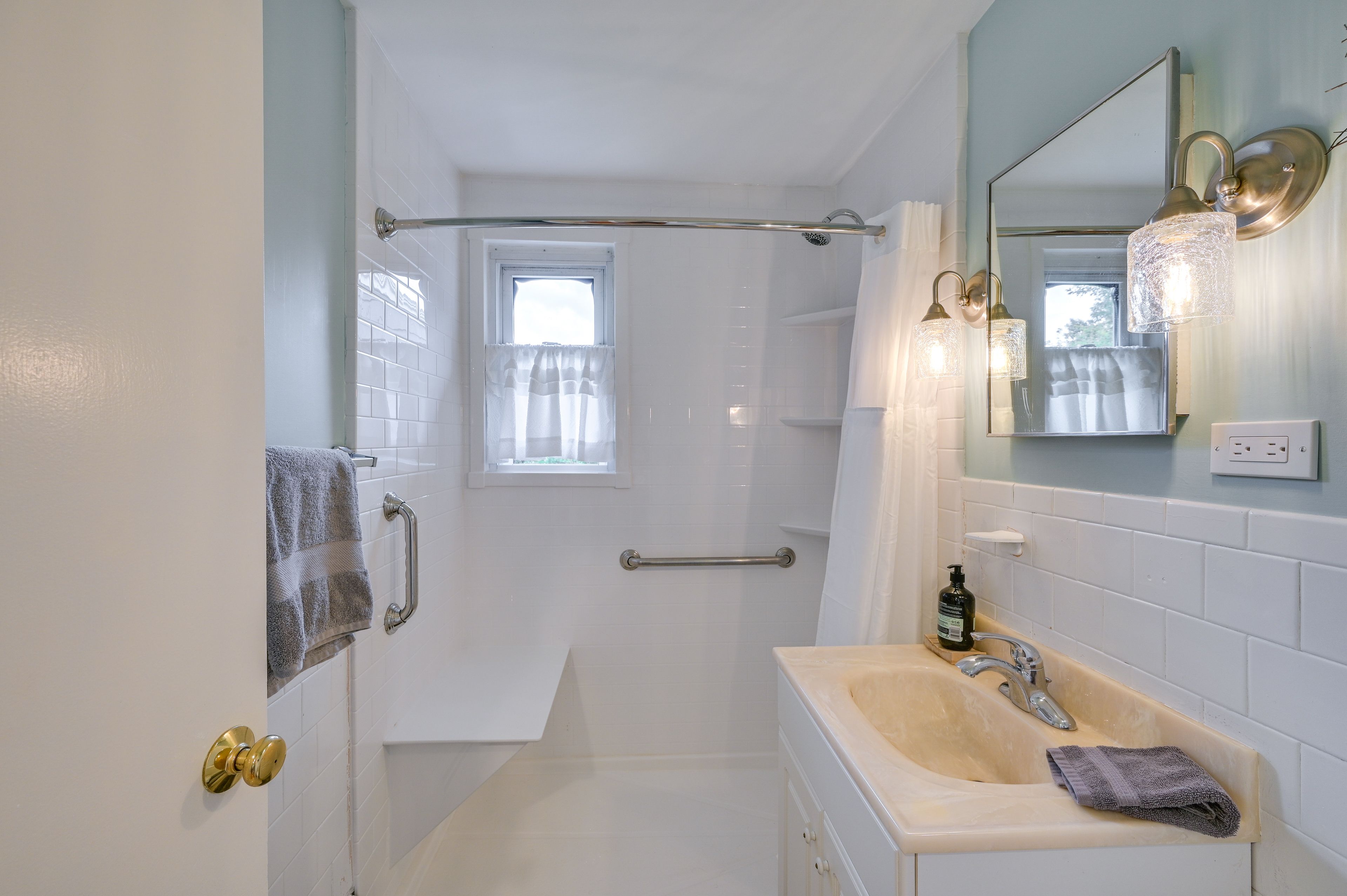 Full Bathroom | Complimentary Toiletries | Towels & Linens Provided