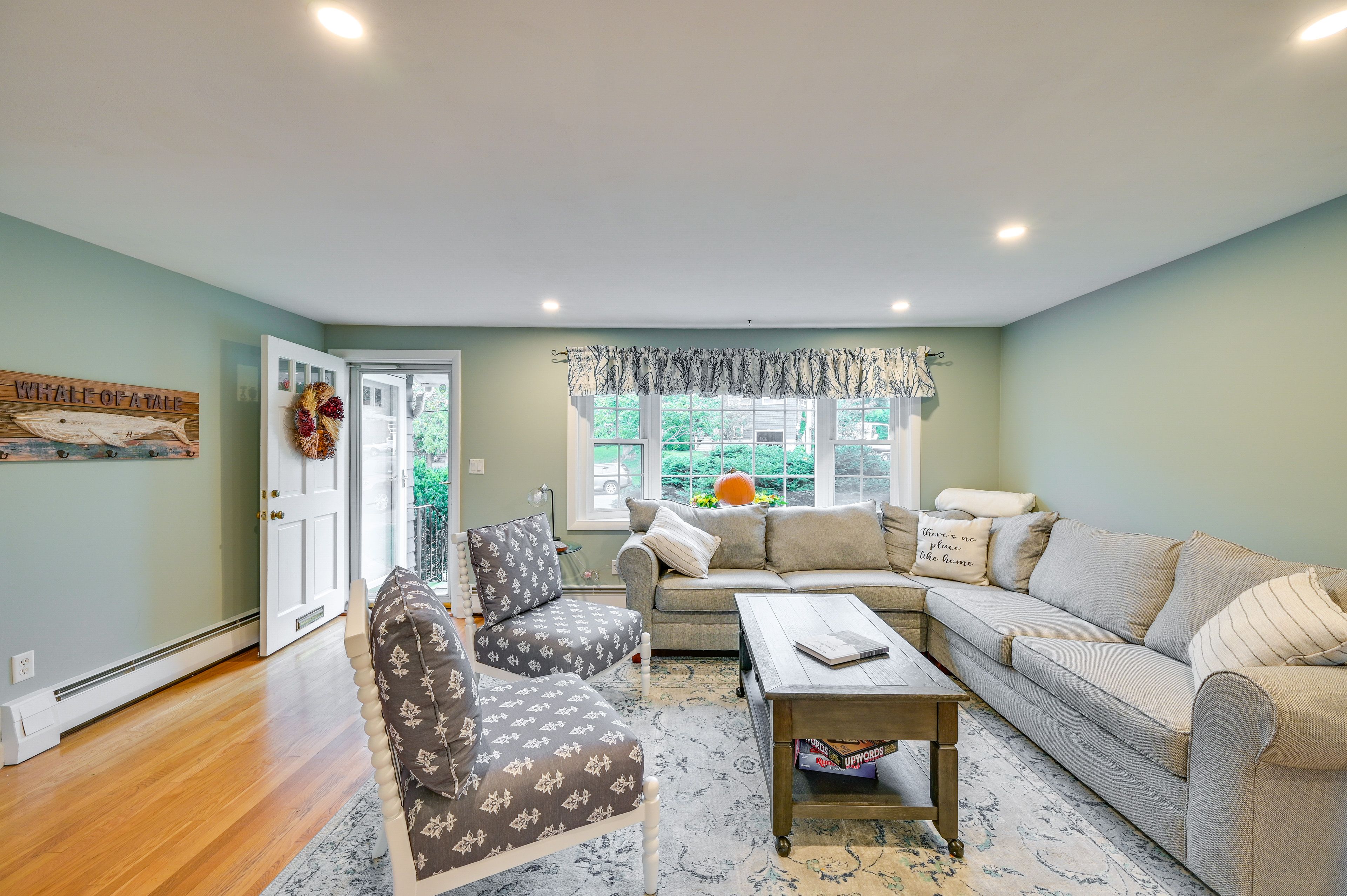Living Room | TV w/ Cable/Satellite | Fireplace
