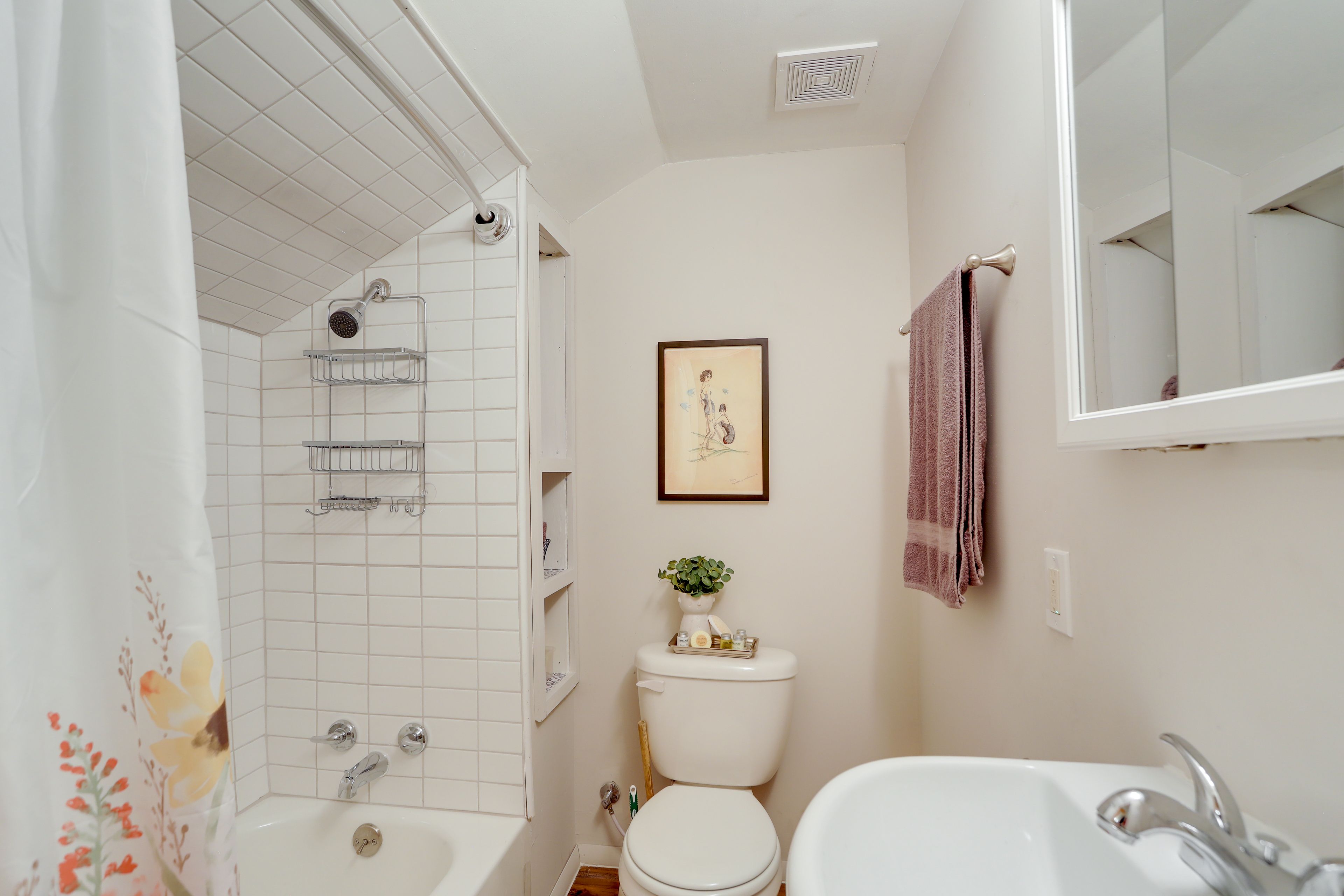 Full Bathroom | Towels Provided | Complimentary Toiletries