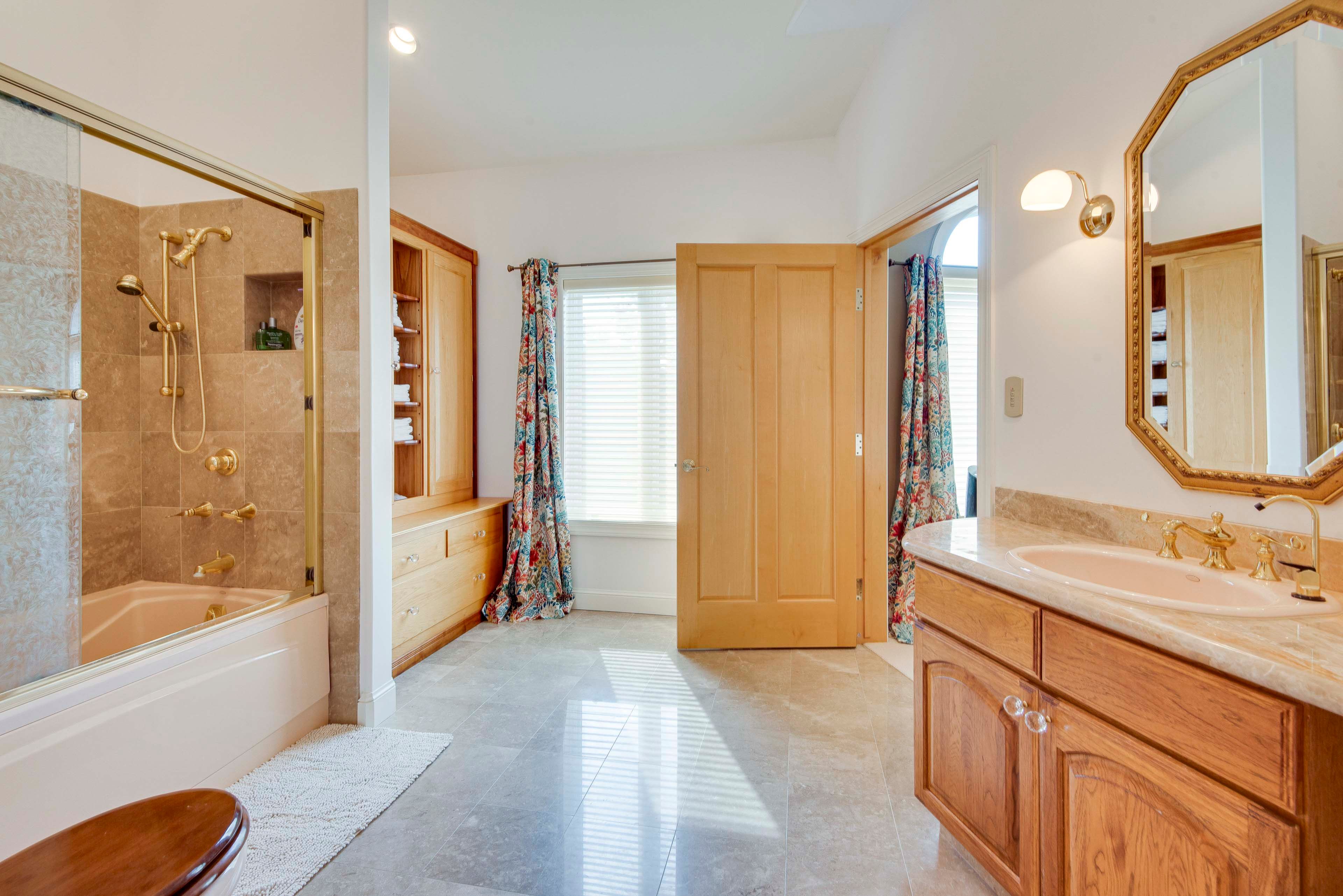 Full Bathroom | Towels Provided | Complimentary Toiletries