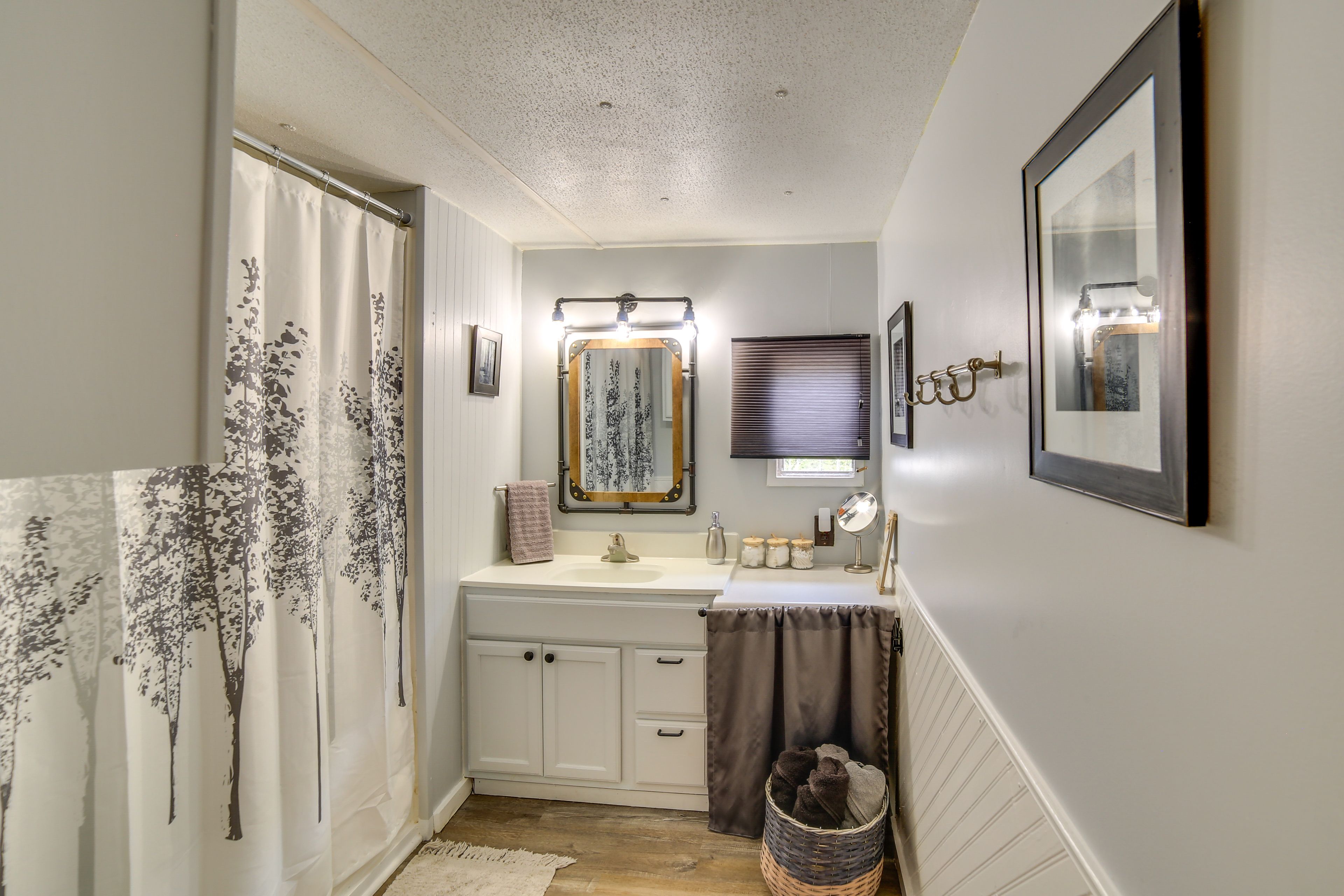 Full Bathroom | Complimentary Toiletries | Towels Provided | Hair Dryer