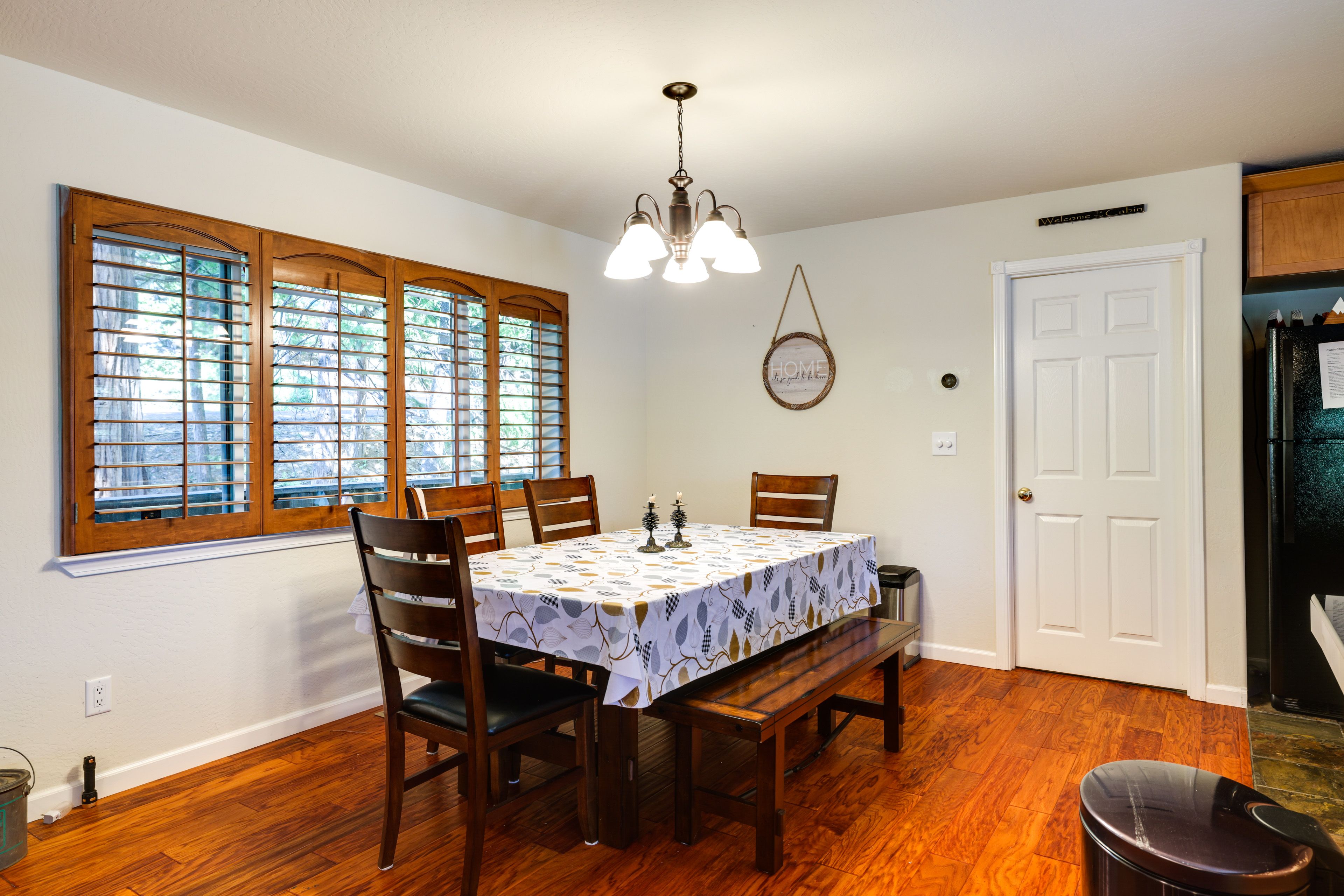 Dining Area | Dishware & Flatware Provided