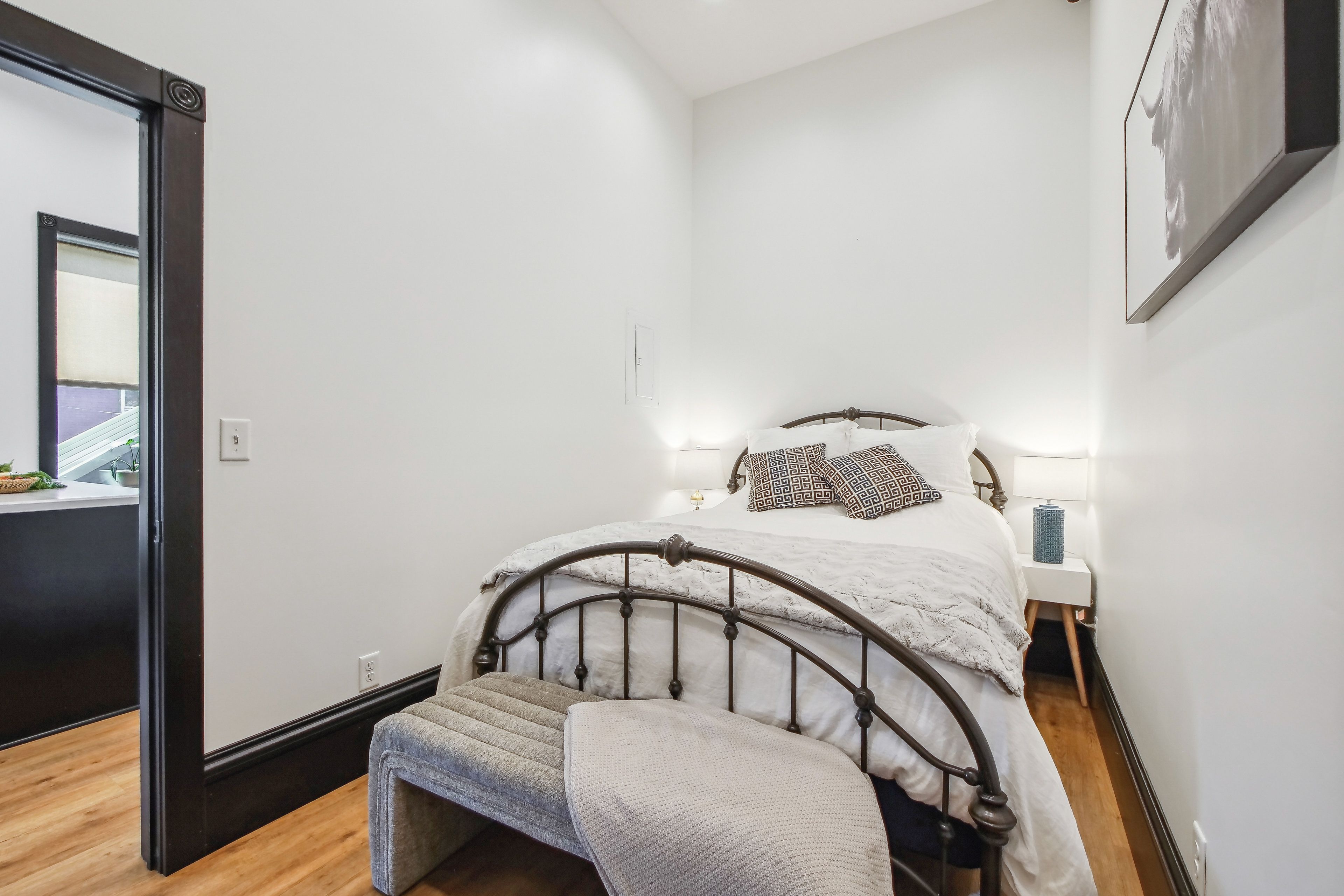Bedroom | Queen Bed | Linens & Towels