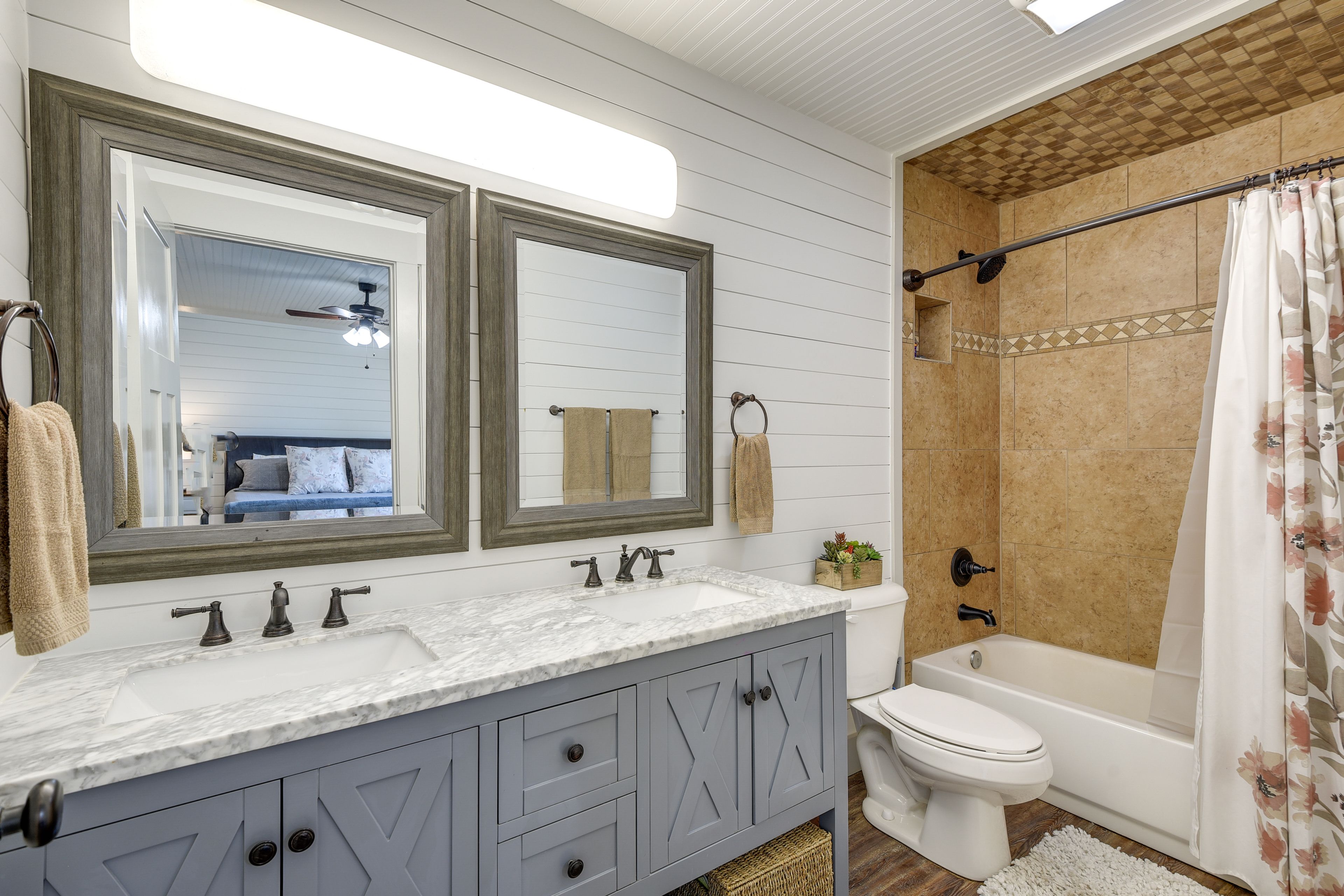 Full Bathroom | Shower/Tub Combo | Complimentary Toiletries | Towels Provided