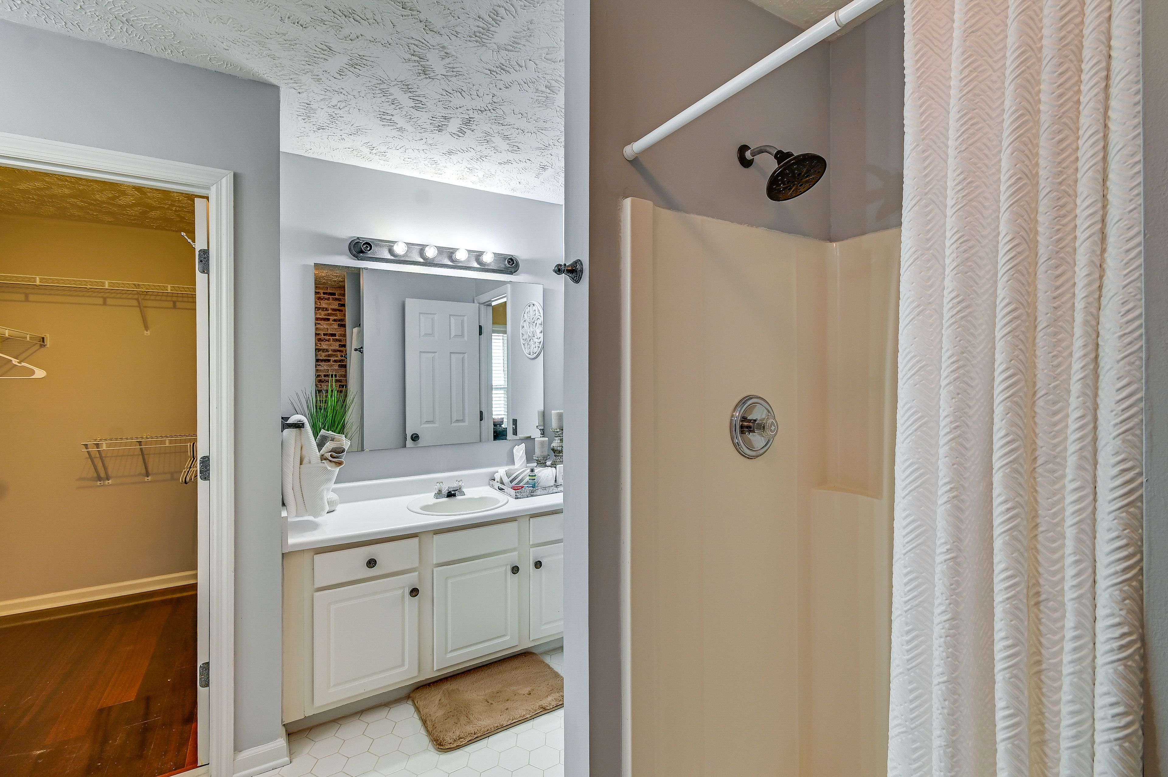 Full Bathroom | 2nd Floor | Jetted Tub | Walk-In Closet