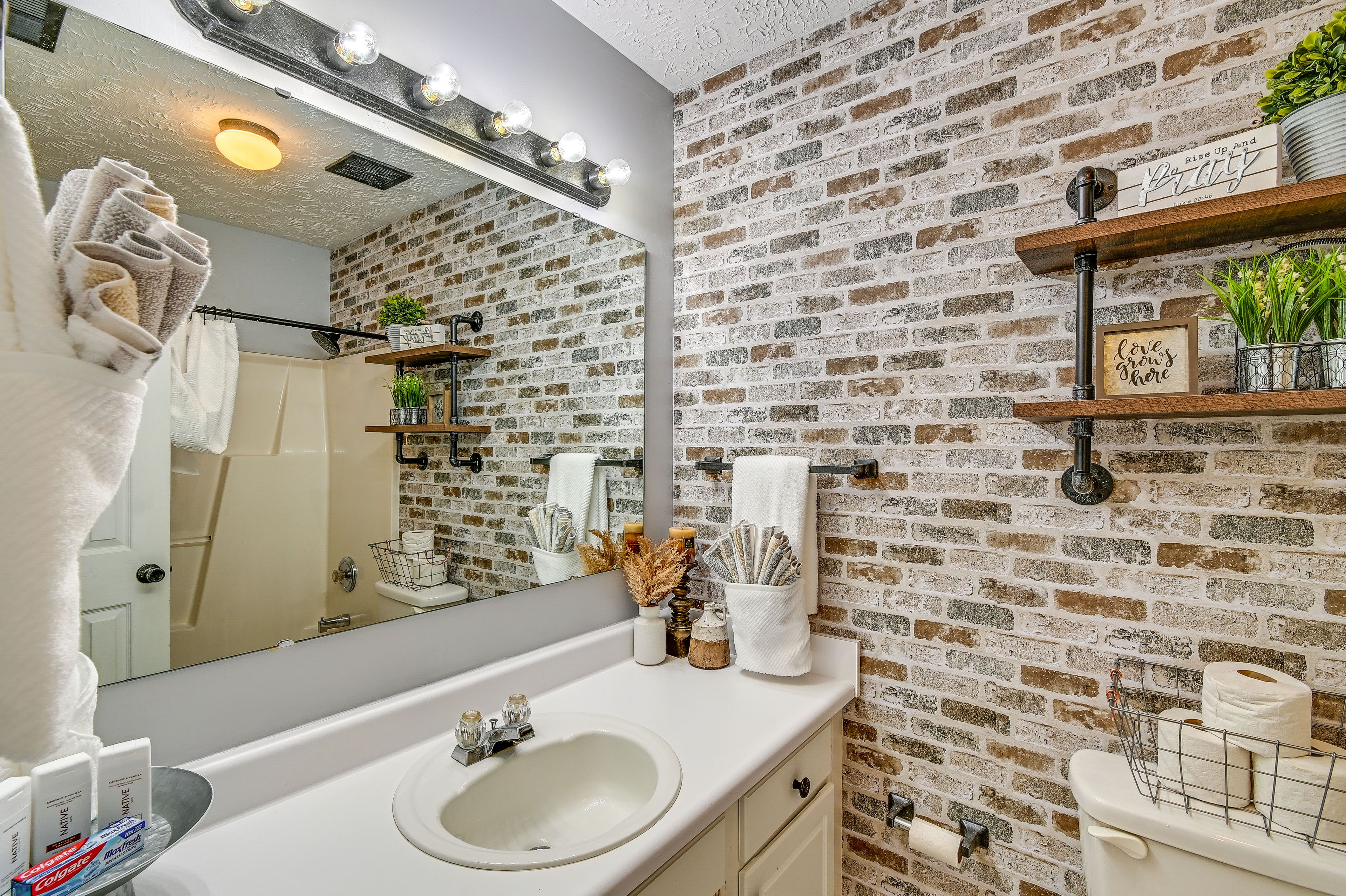 Full Bathroom | 2nd Floor | Towels Provided